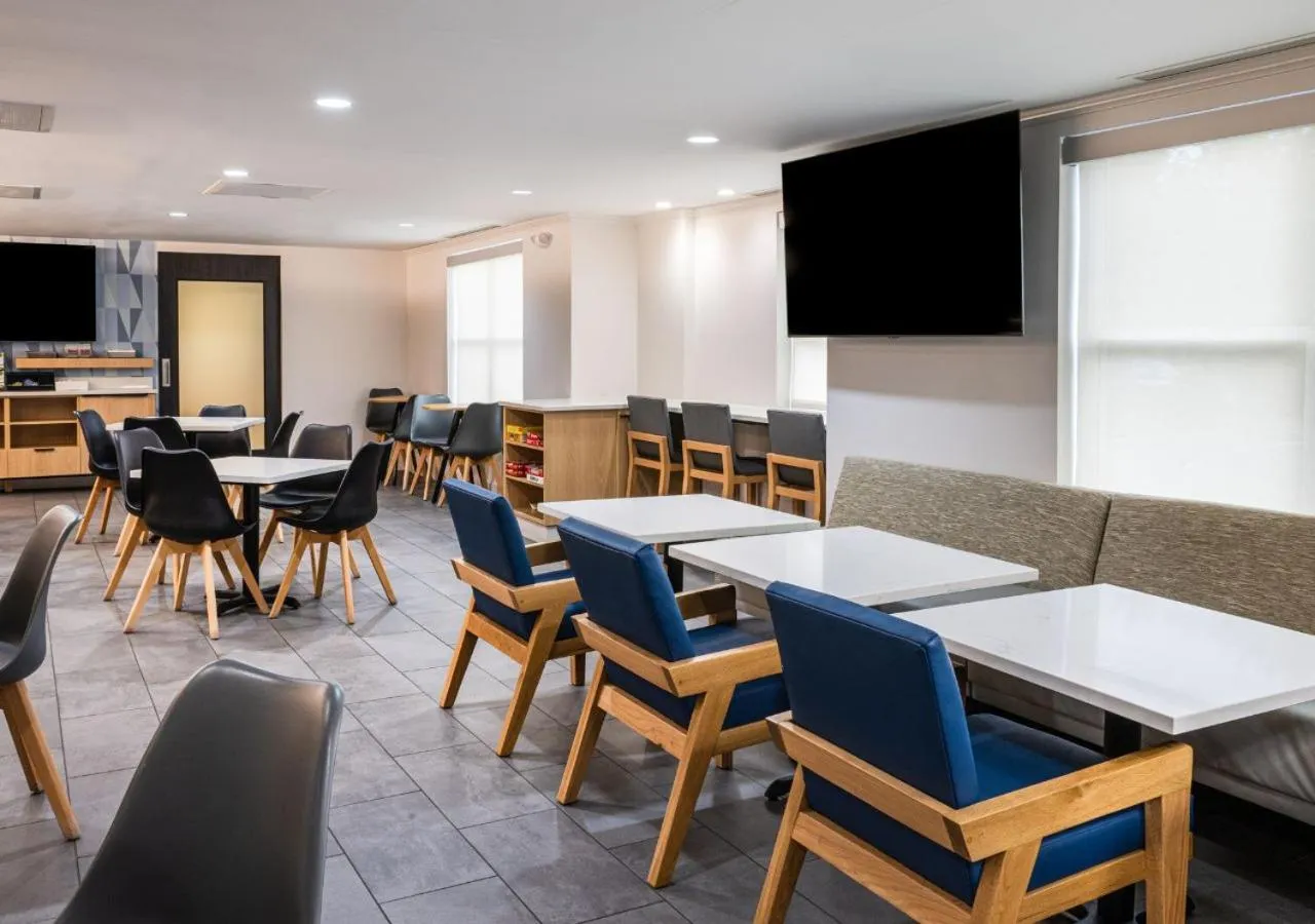 Communal lounge/ TV room in Hyatt House Herndon/Reston