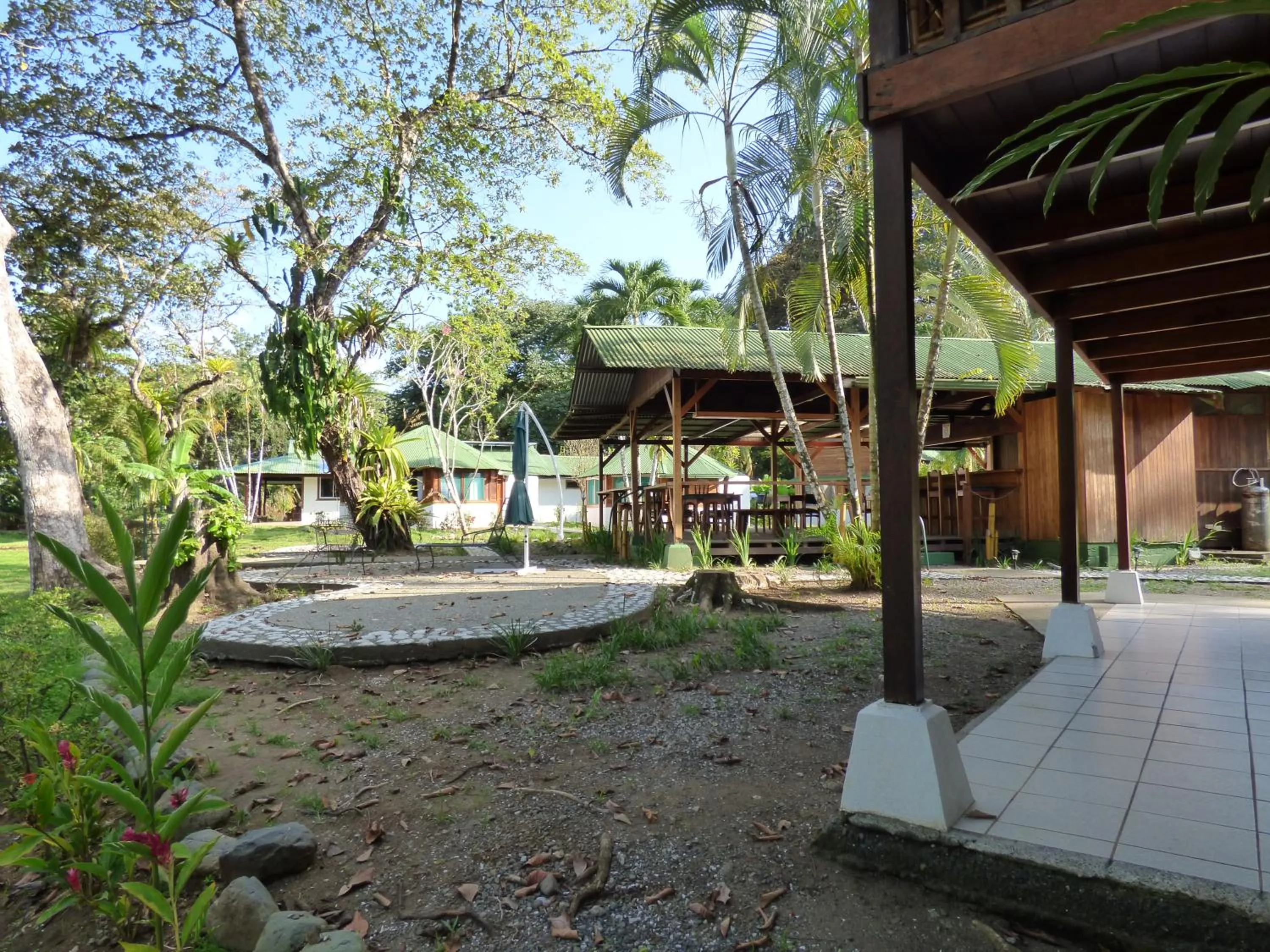 Communal kitchen in Corcovado Beach Lodge