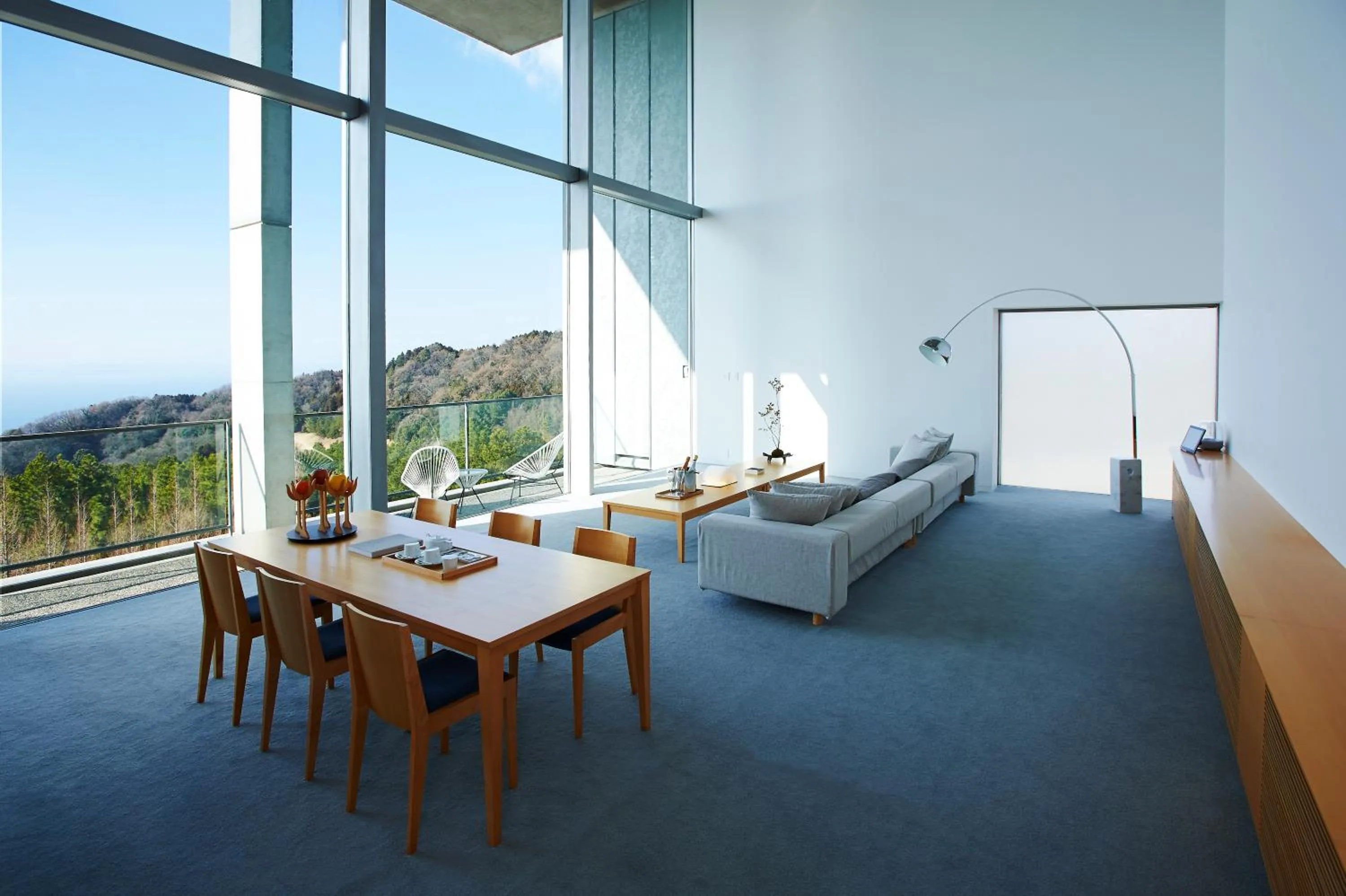 Living room in SETOUCHI RETREAT by Onko Chishin