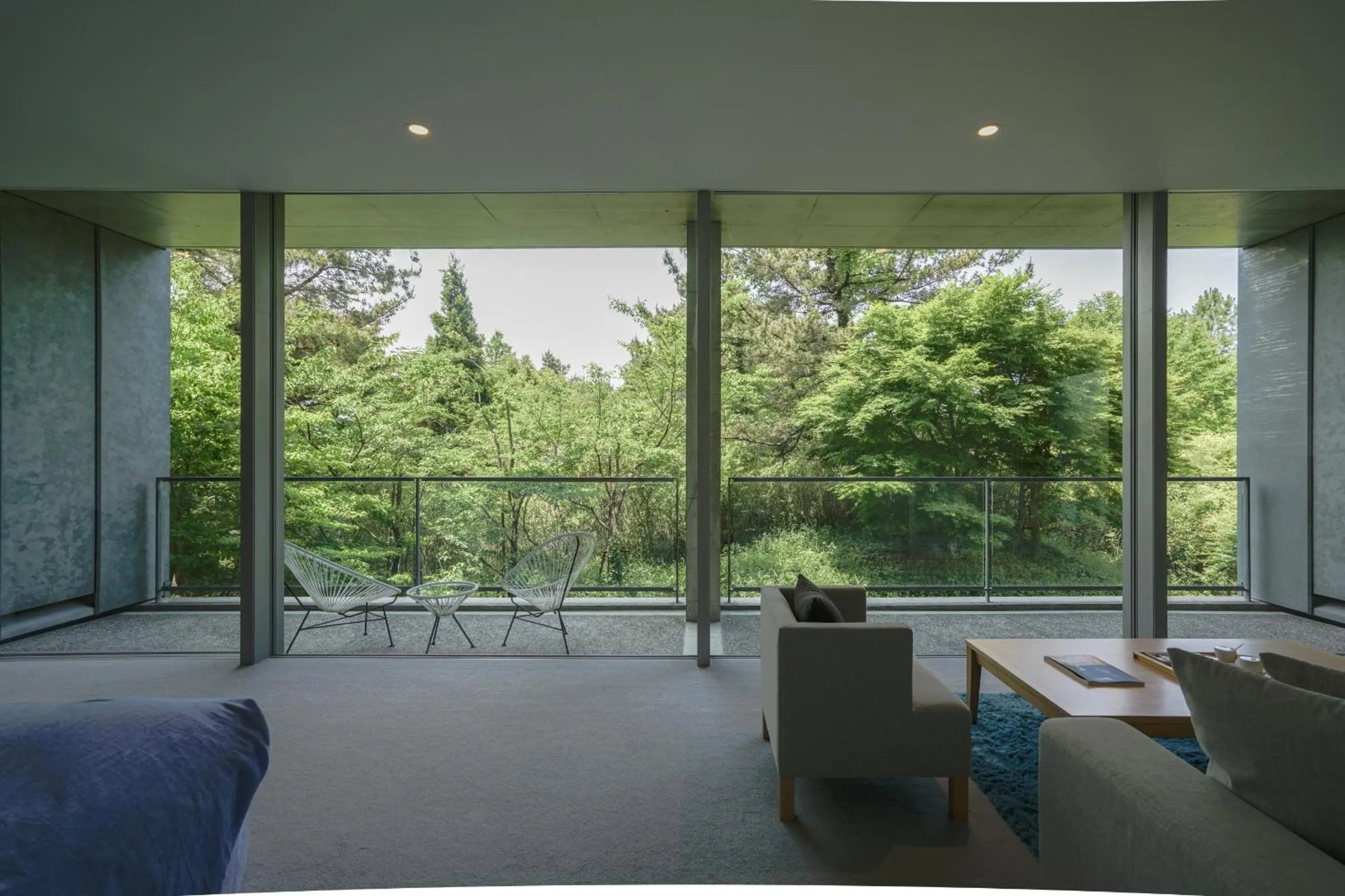 Living room in SETOUCHI RETREAT by Onko Chishin