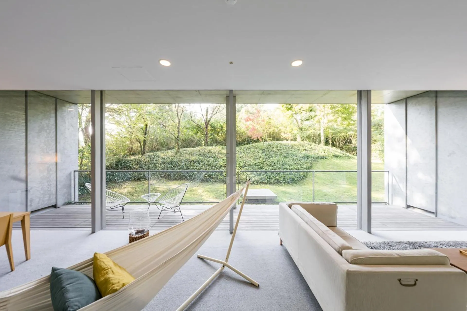 Living room in SETOUCHI RETREAT by Onko Chishin