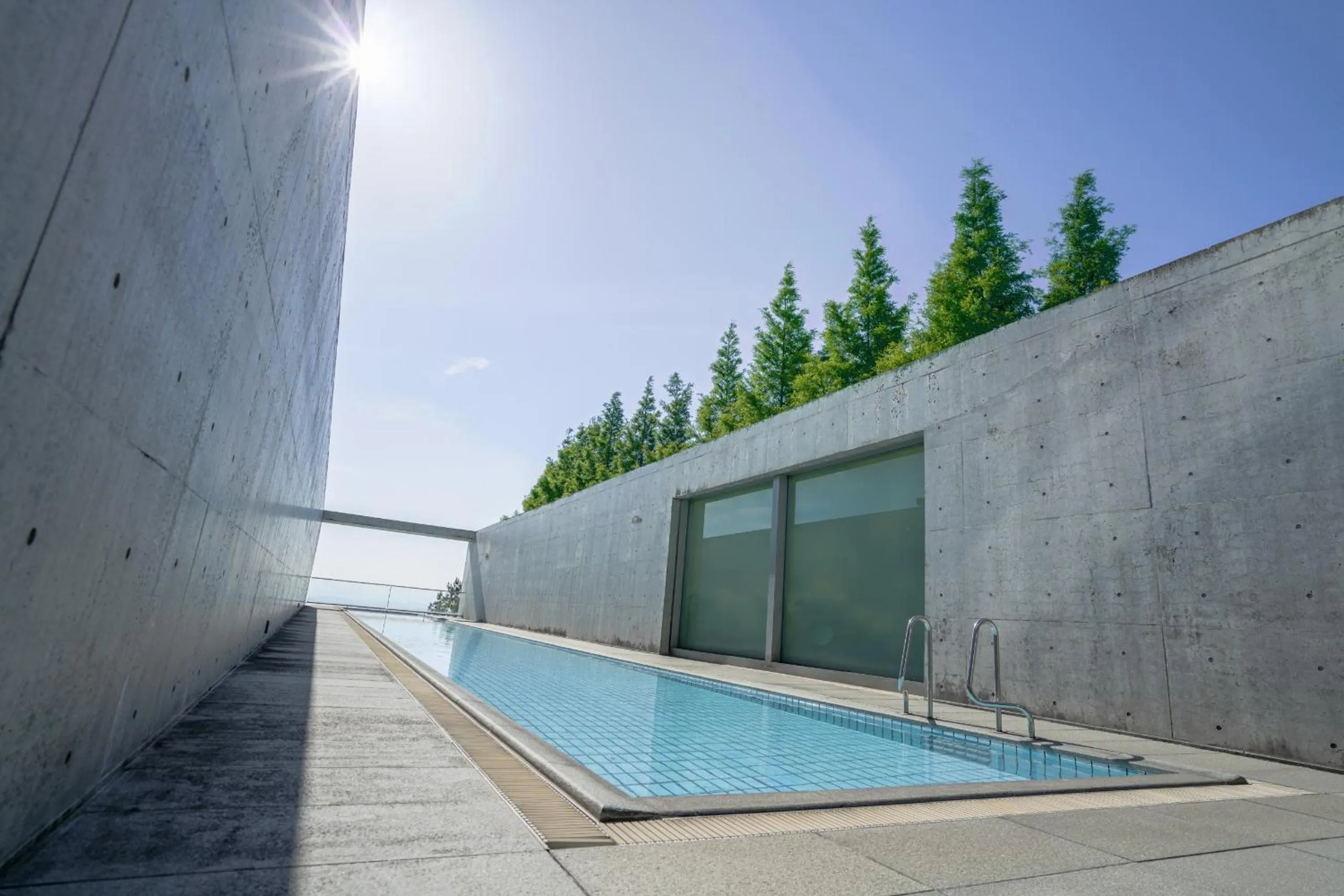 Swimming pool in SETOUCHI RETREAT by Onko Chishin