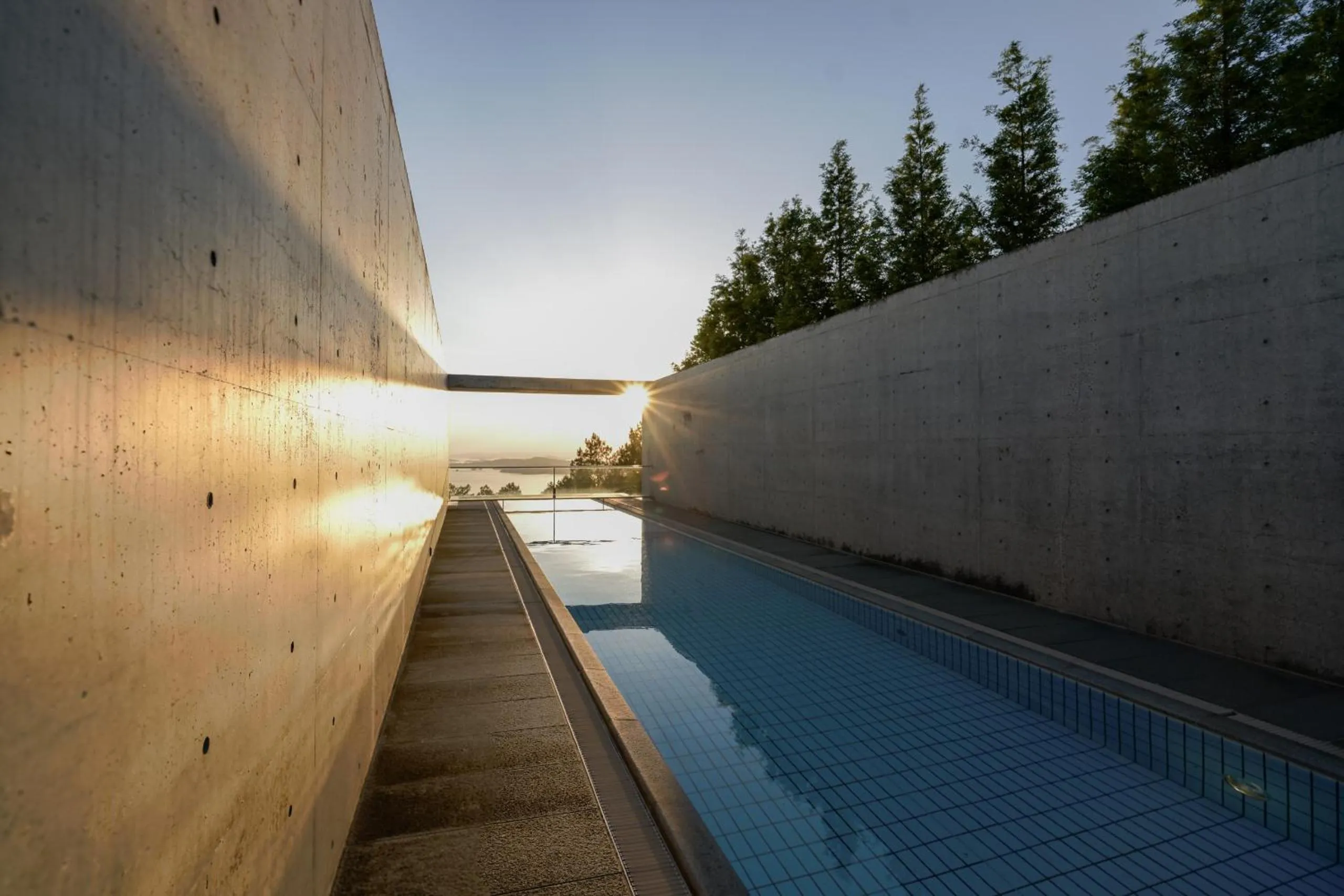 Swimming pool in SETOUCHI RETREAT by Onko Chishin
