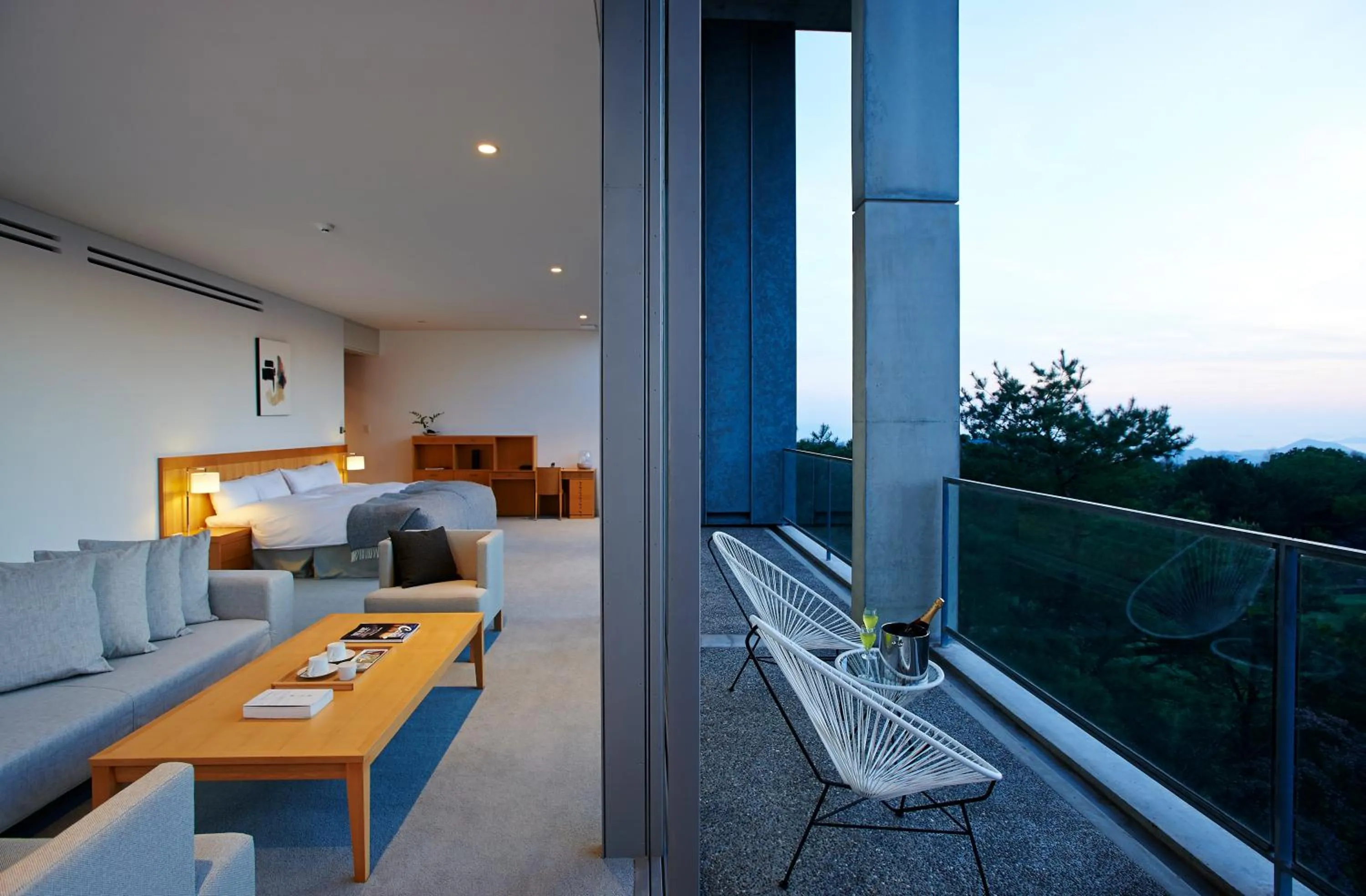 Balcony/Terrace in SETOUCHI RETREAT by Onko Chishin