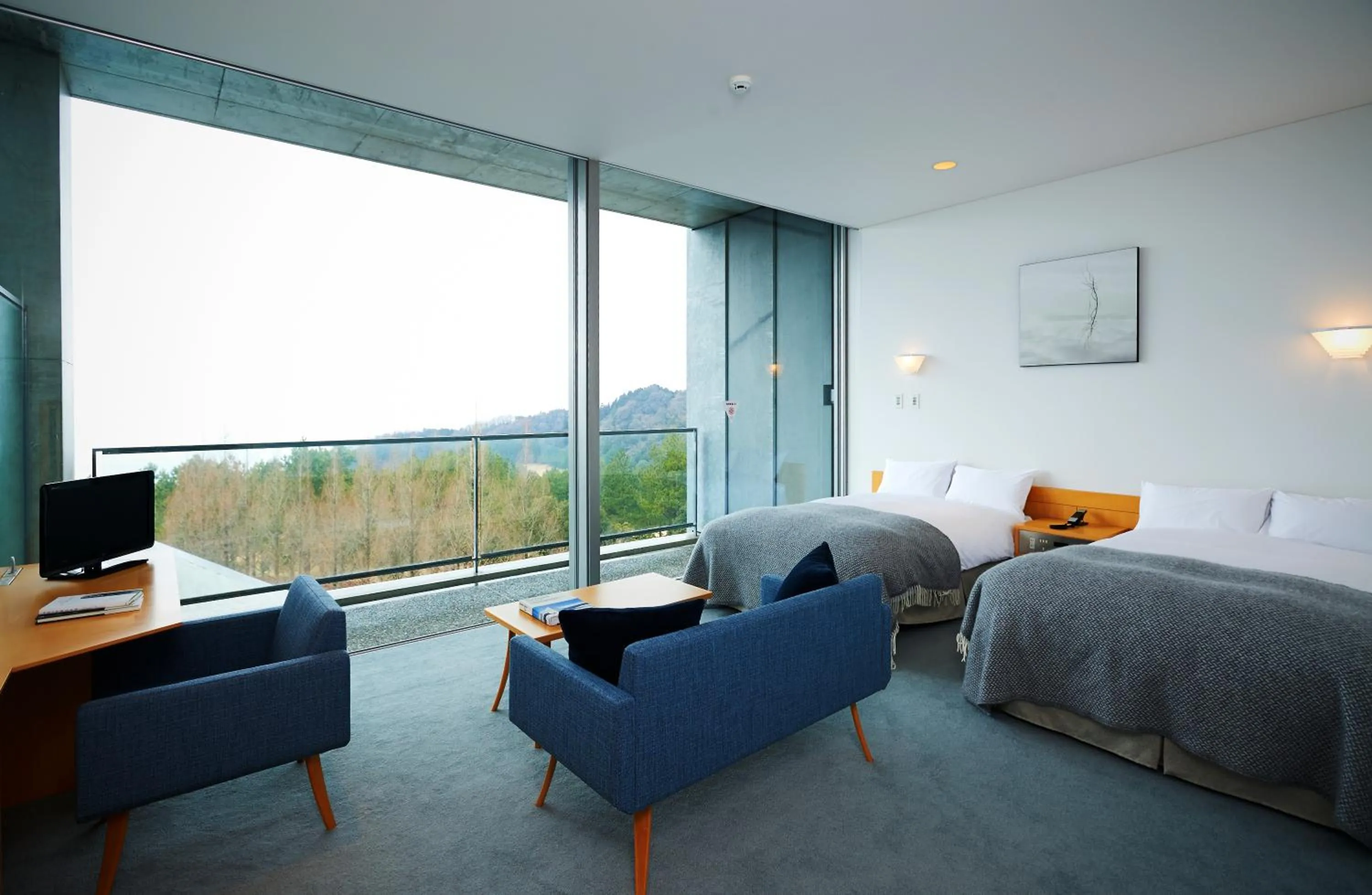 Living room, Bed in SETOUCHI RETREAT by Onko Chishin