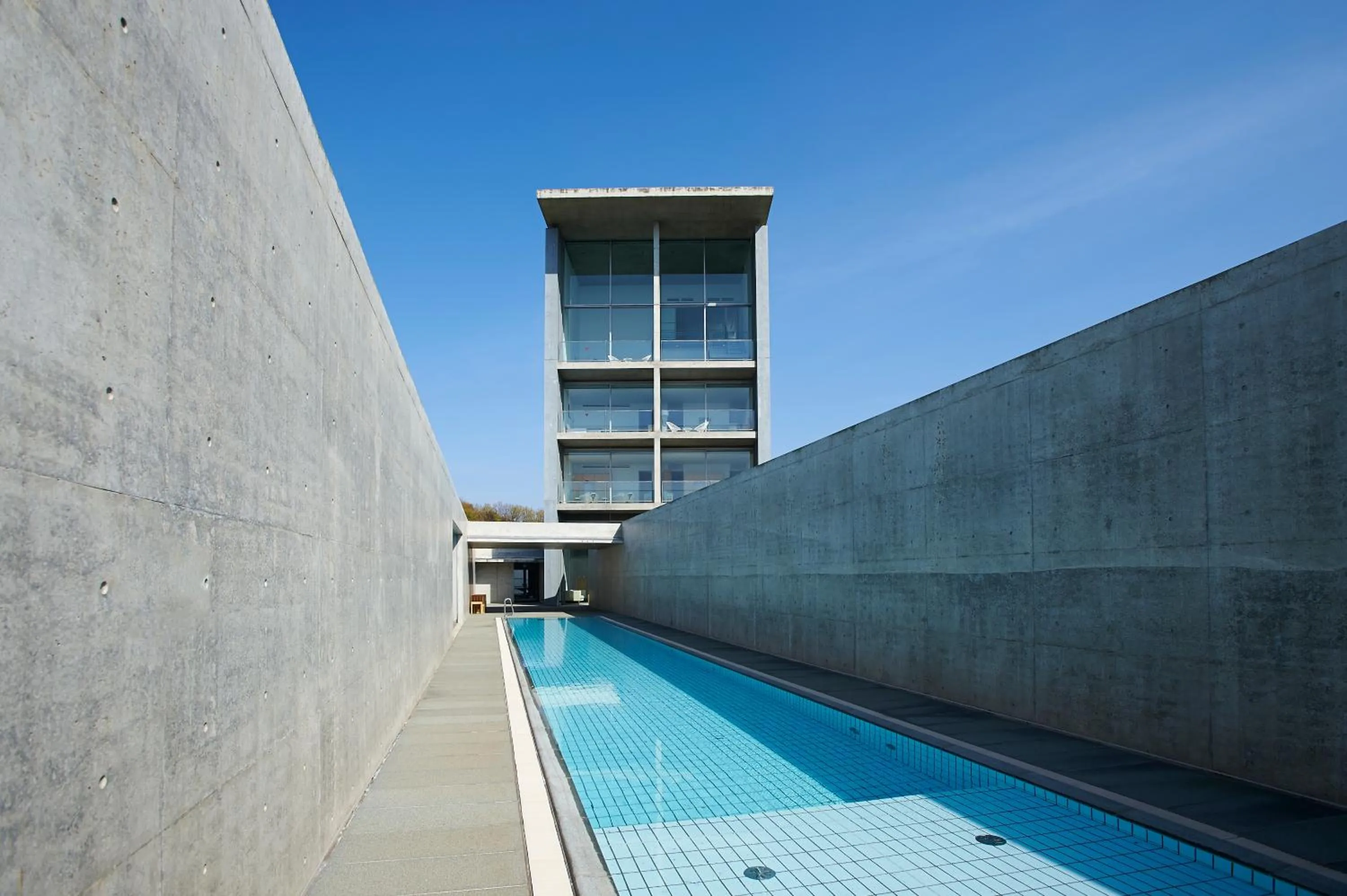 Swimming pool in SETOUCHI RETREAT by Onko Chishin