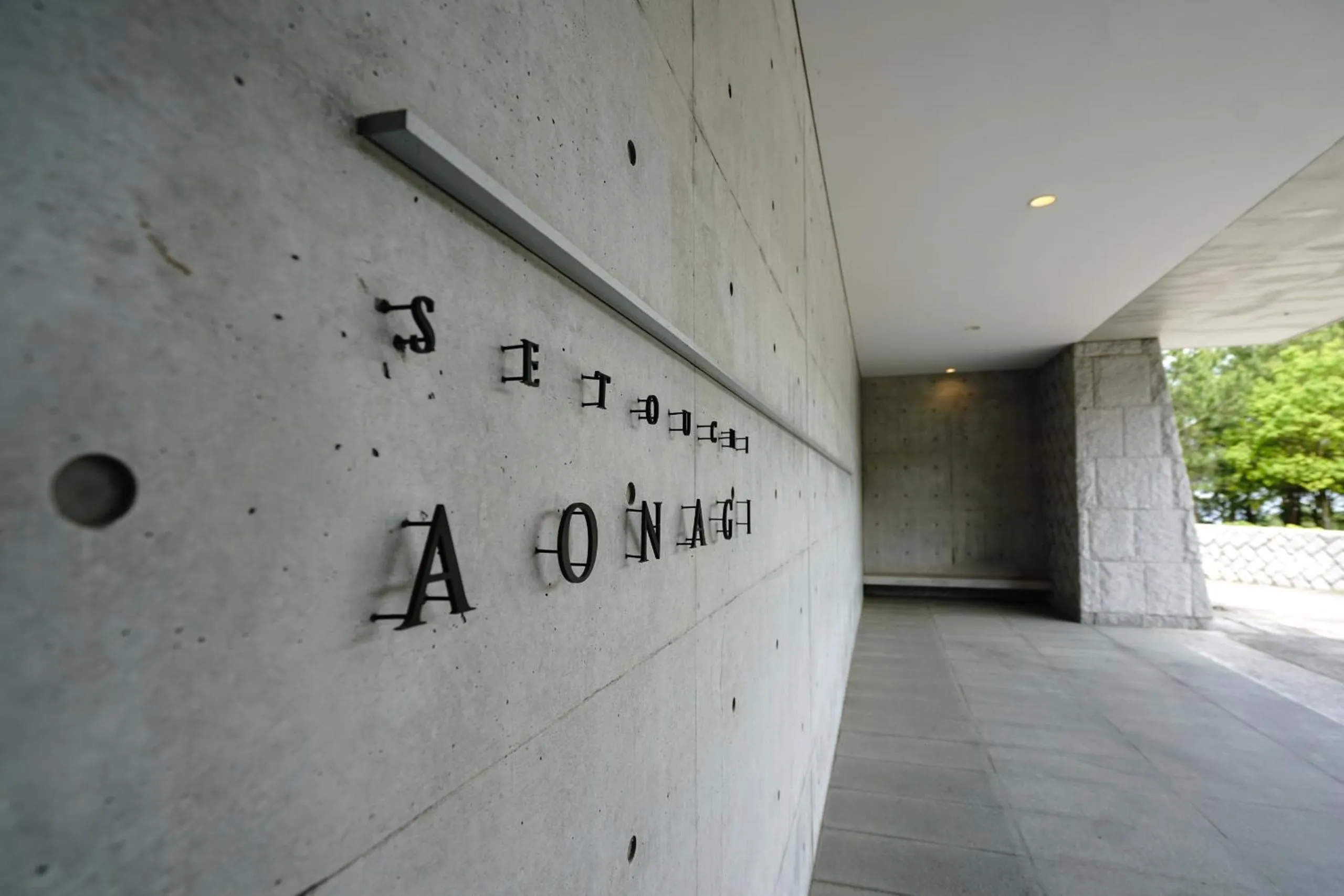 Facade/entrance in SETOUCHI RETREAT by Onko Chishin