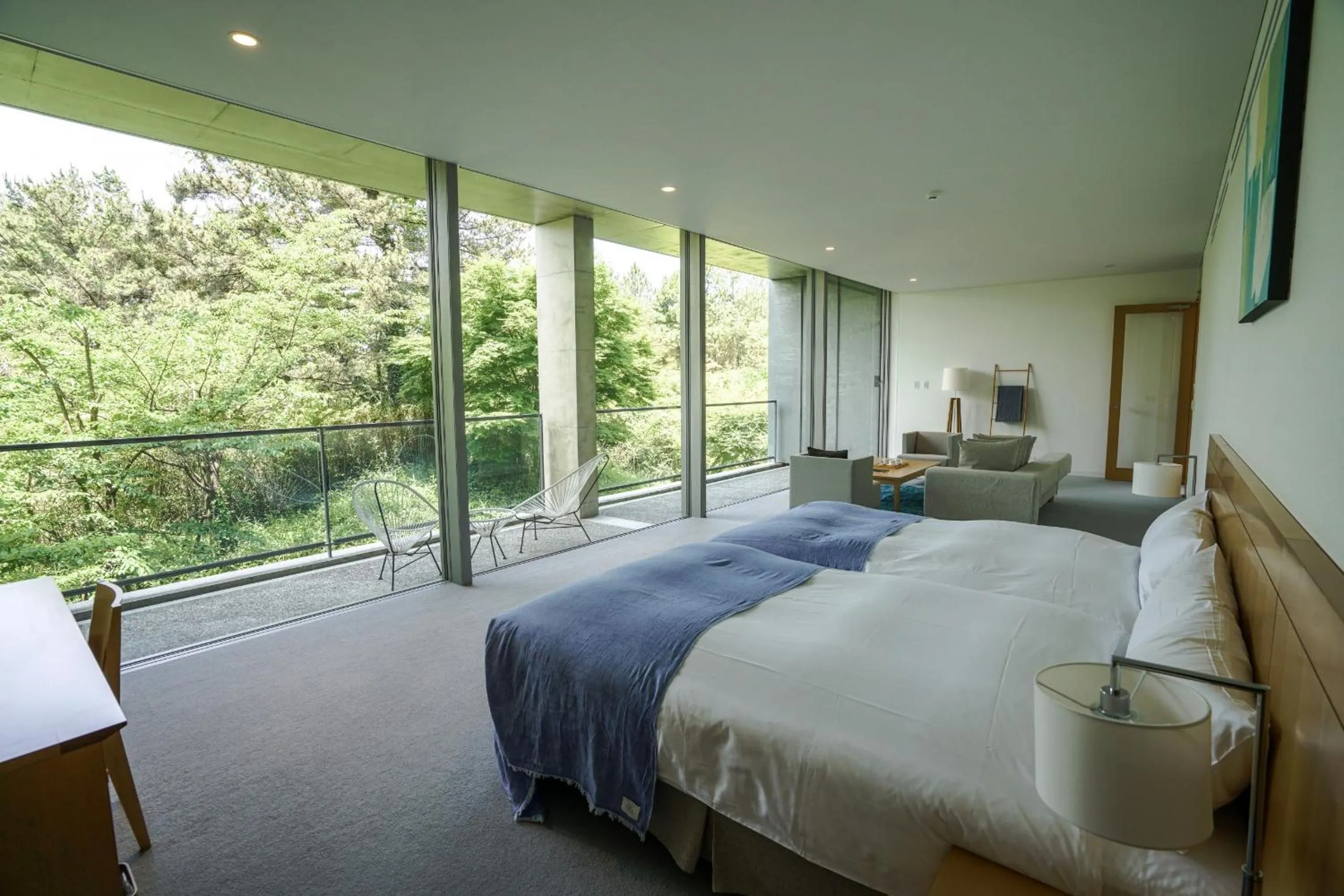Balcony/Terrace, Bed in SETOUCHI RETREAT by Onko Chishin