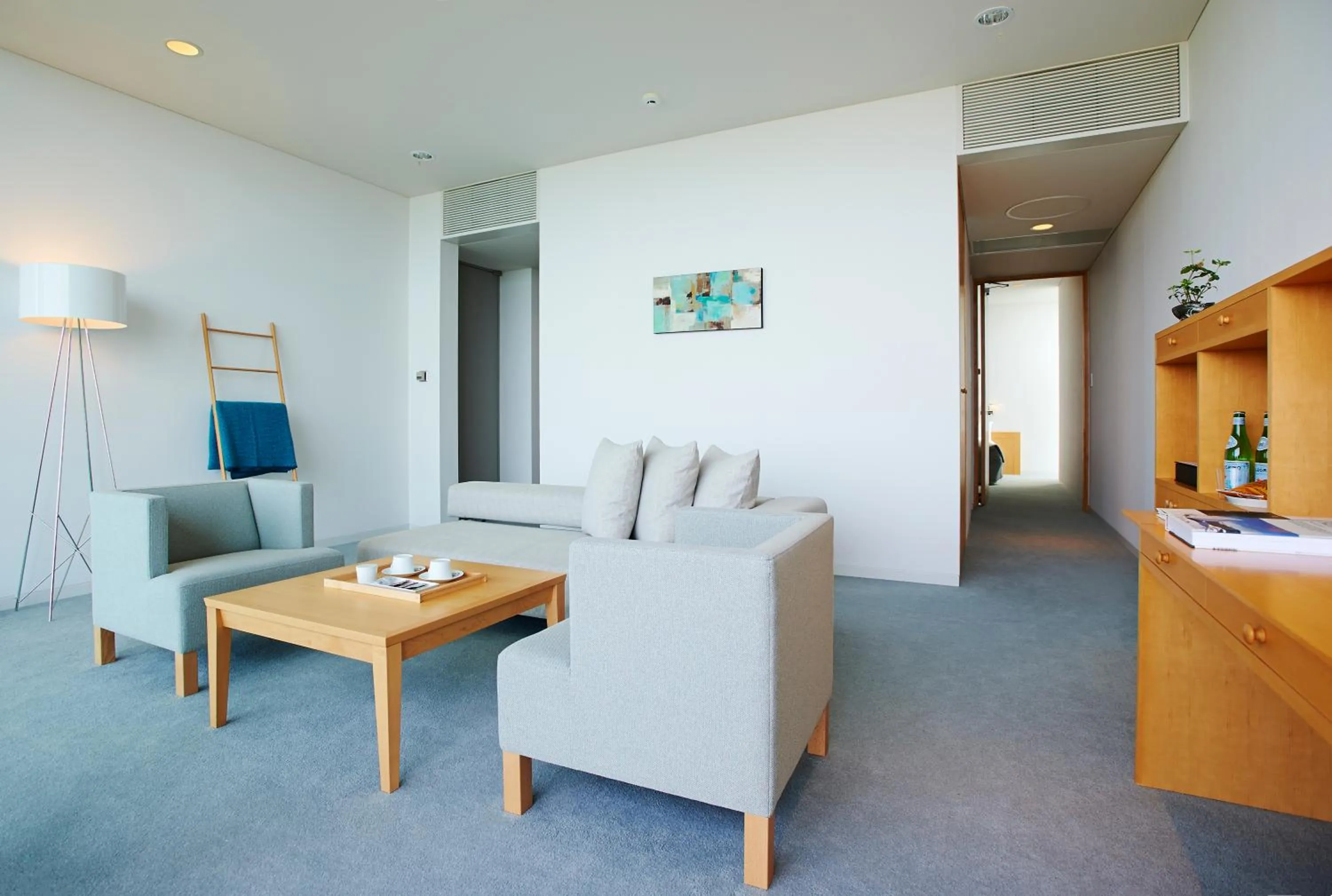 Living room in SETOUCHI RETREAT by Onko Chishin