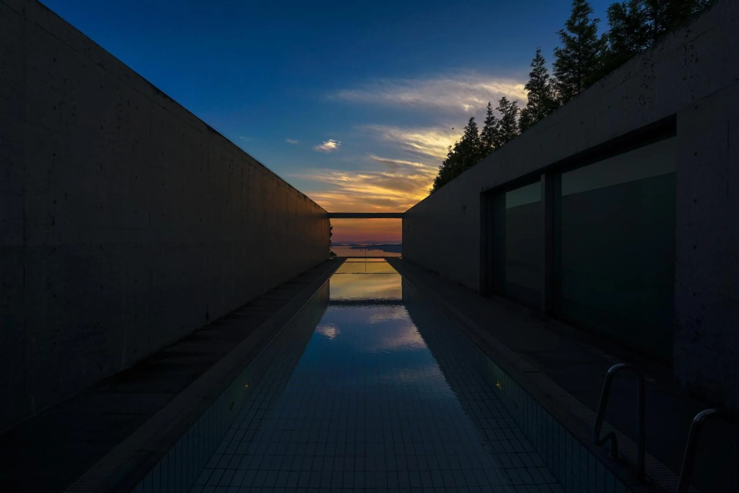 Swimming pool in SETOUCHI RETREAT by Onko Chishin