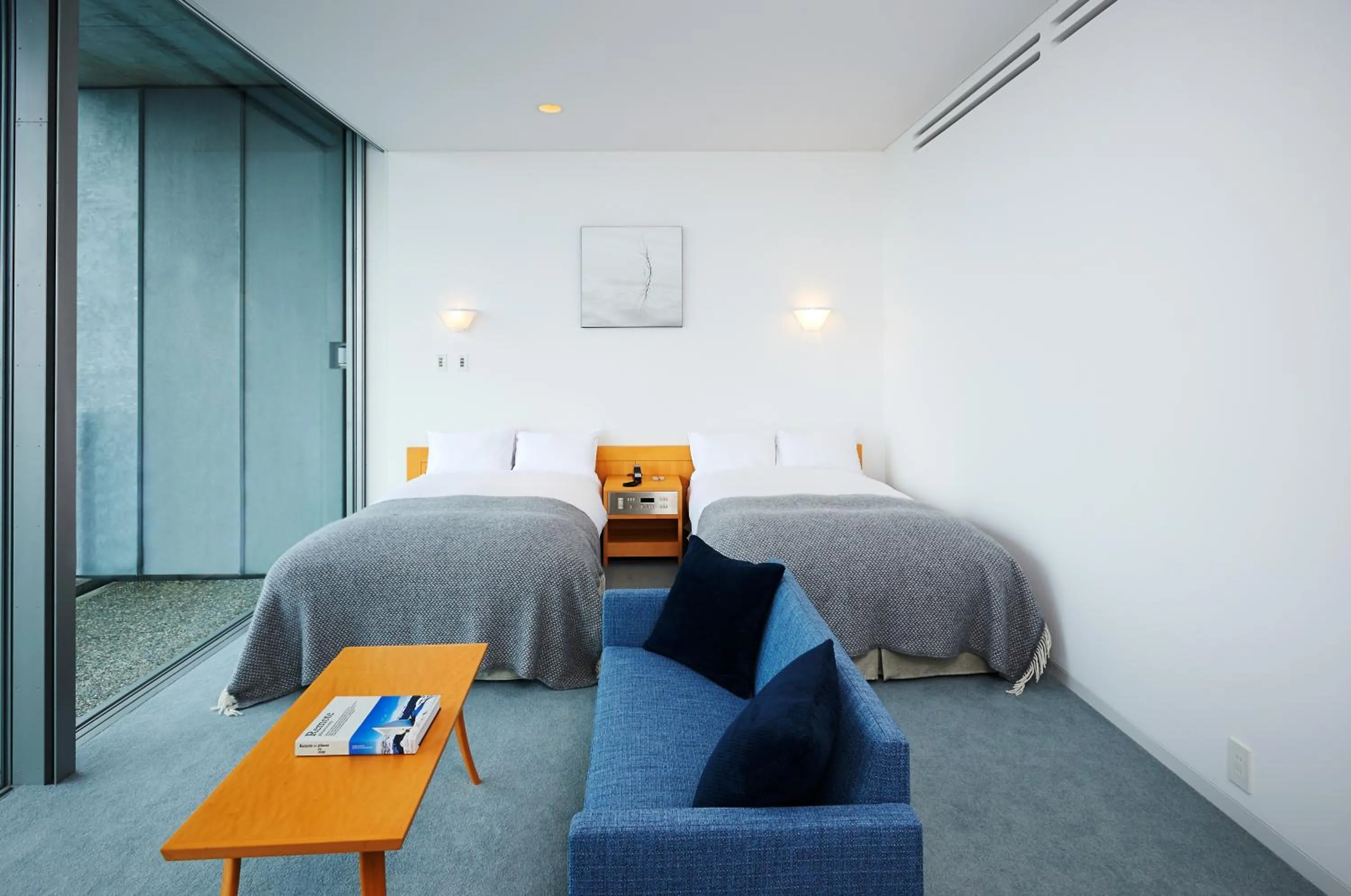 Living room, Bed in SETOUCHI RETREAT by Onko Chishin