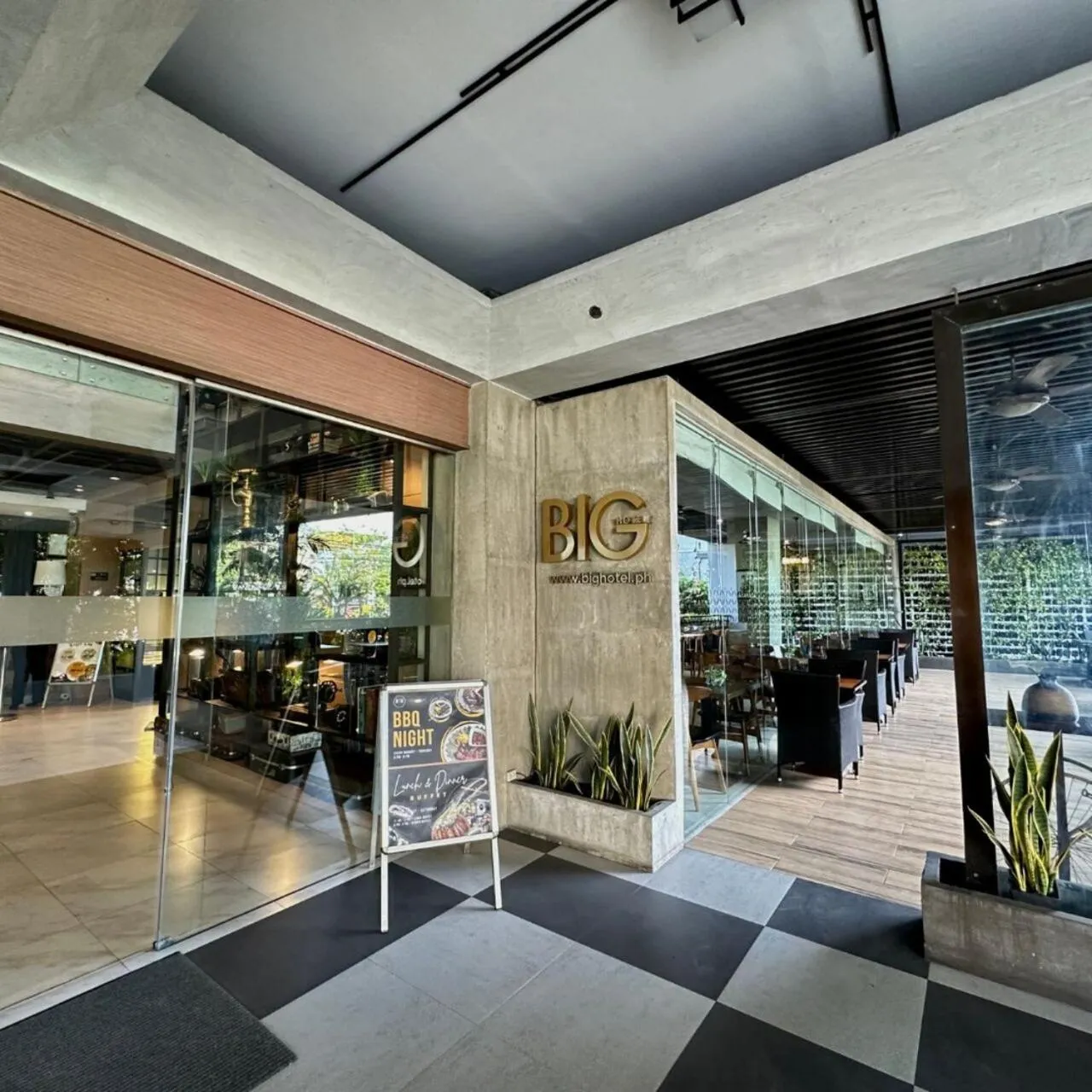 Facade/entrance in Big Hotel