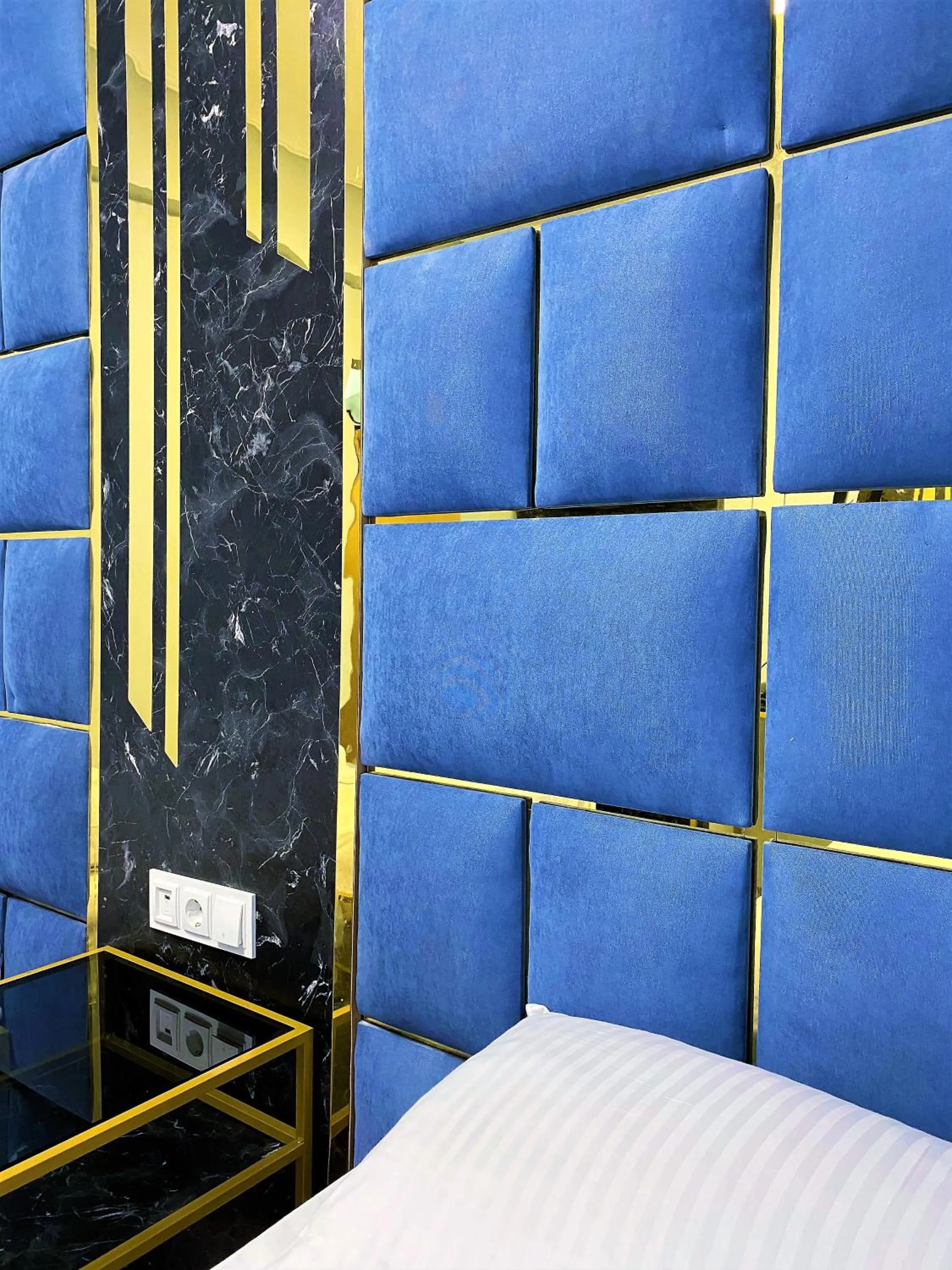 Bed in Orange Airport Hotel