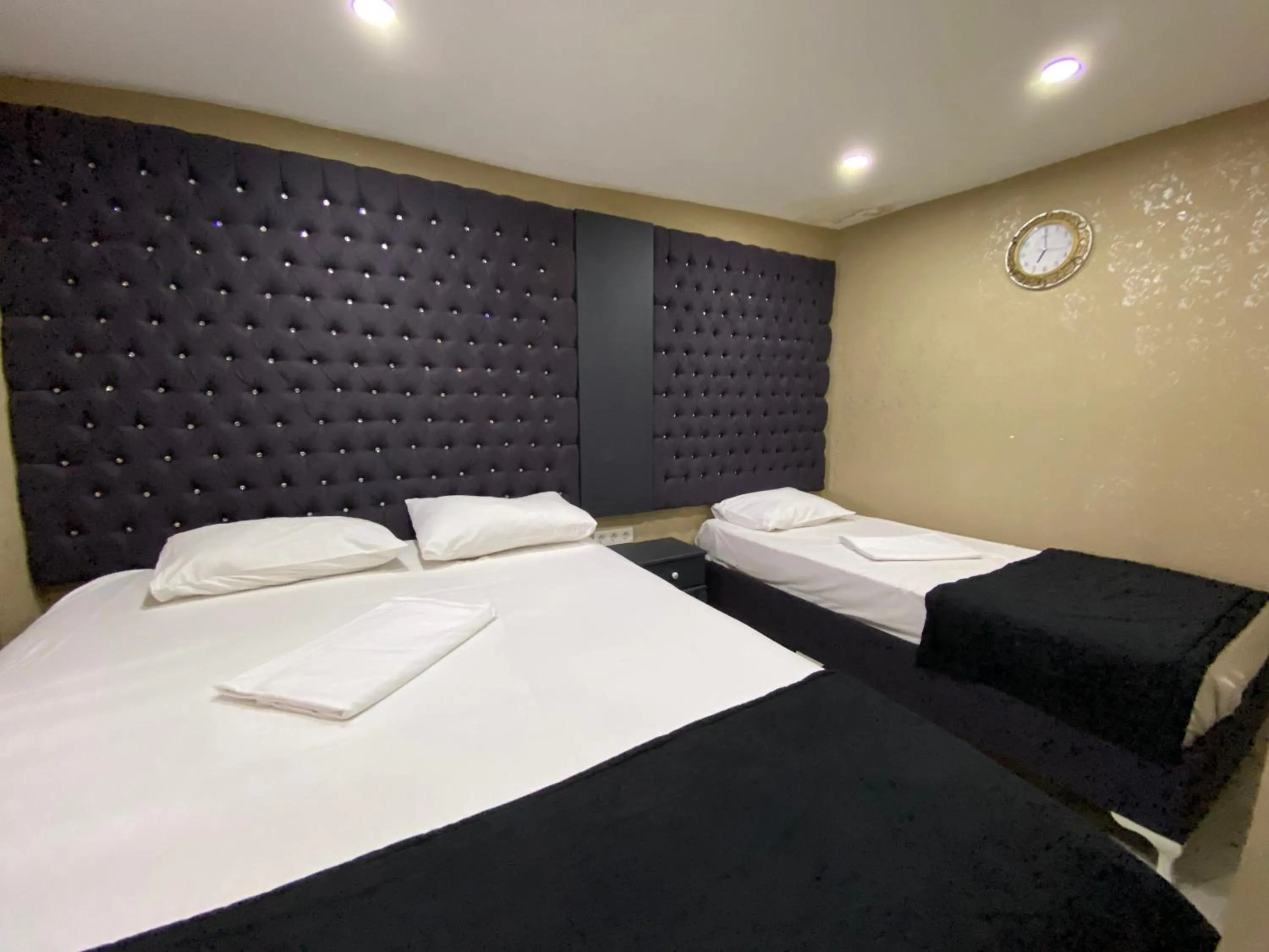 Bedroom, Bed in Orange Airport Hotel