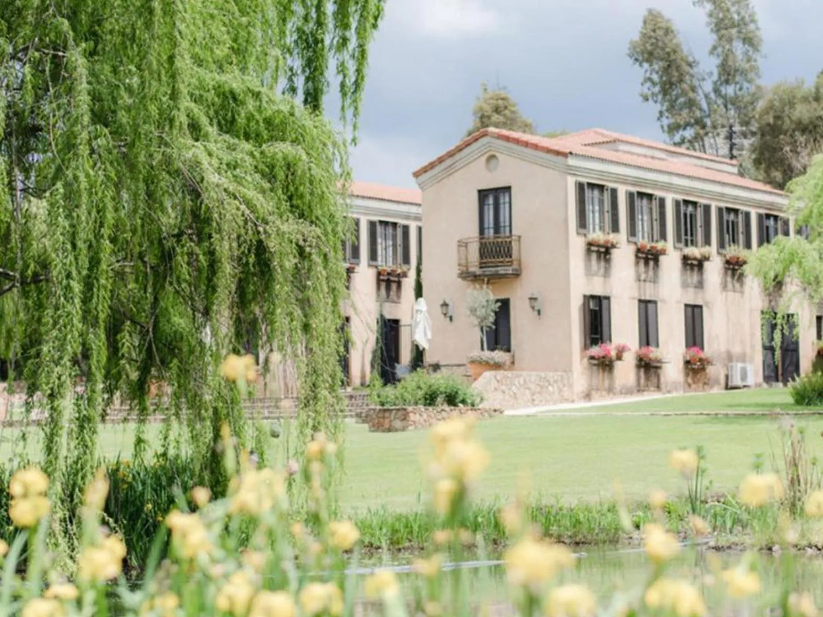 Property building in Avianto