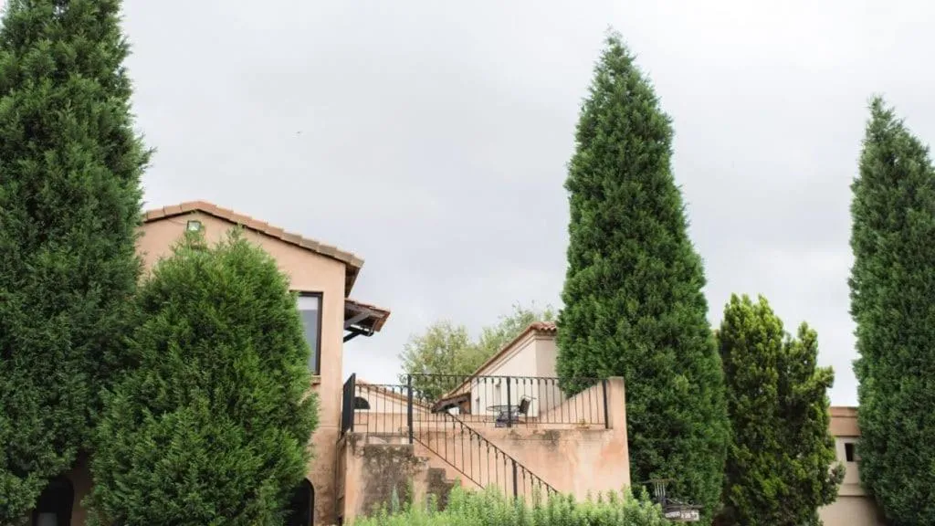 Property building in Avianto