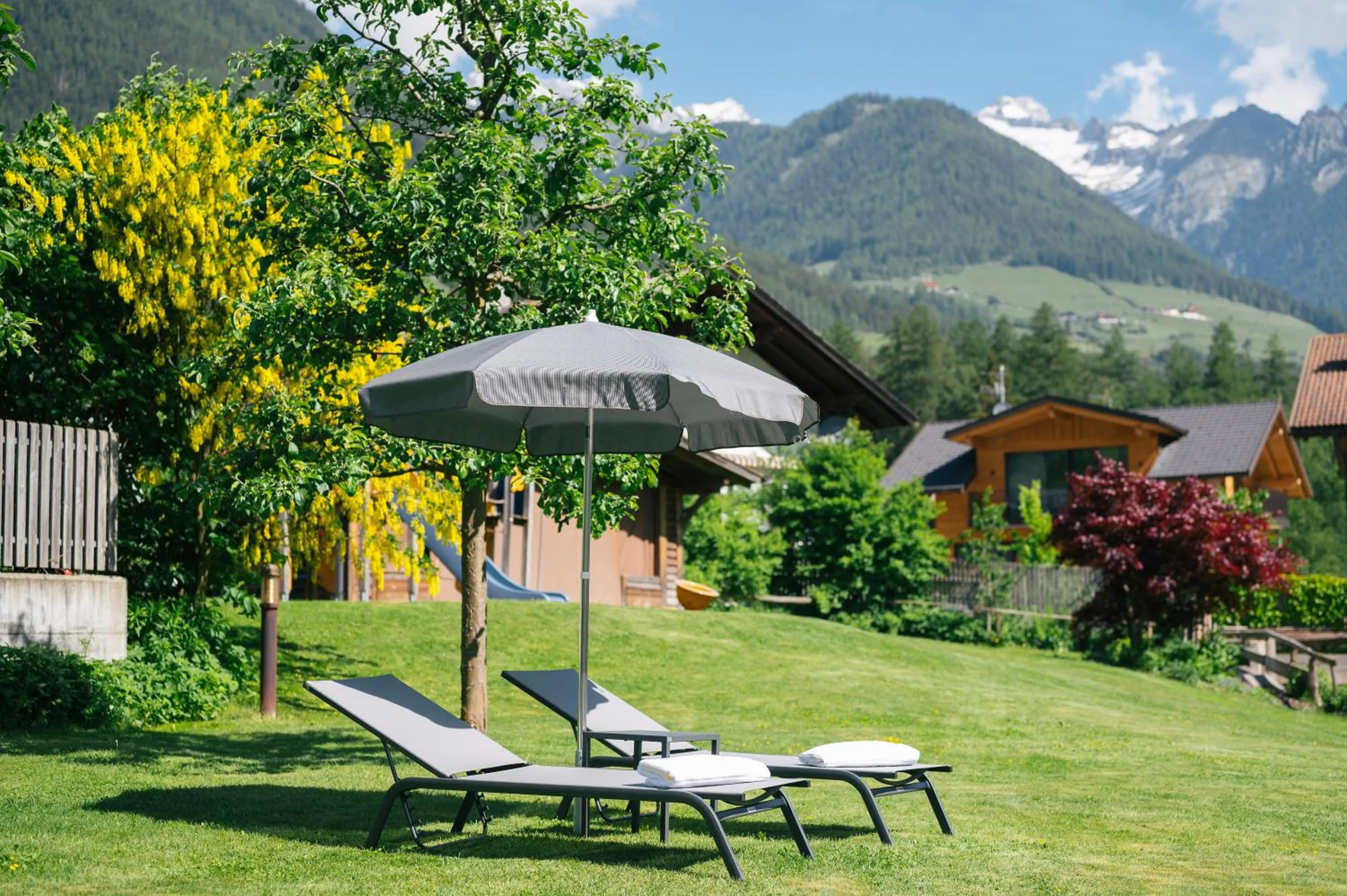 Garden in Hotel Fronza - your ski & mountain home