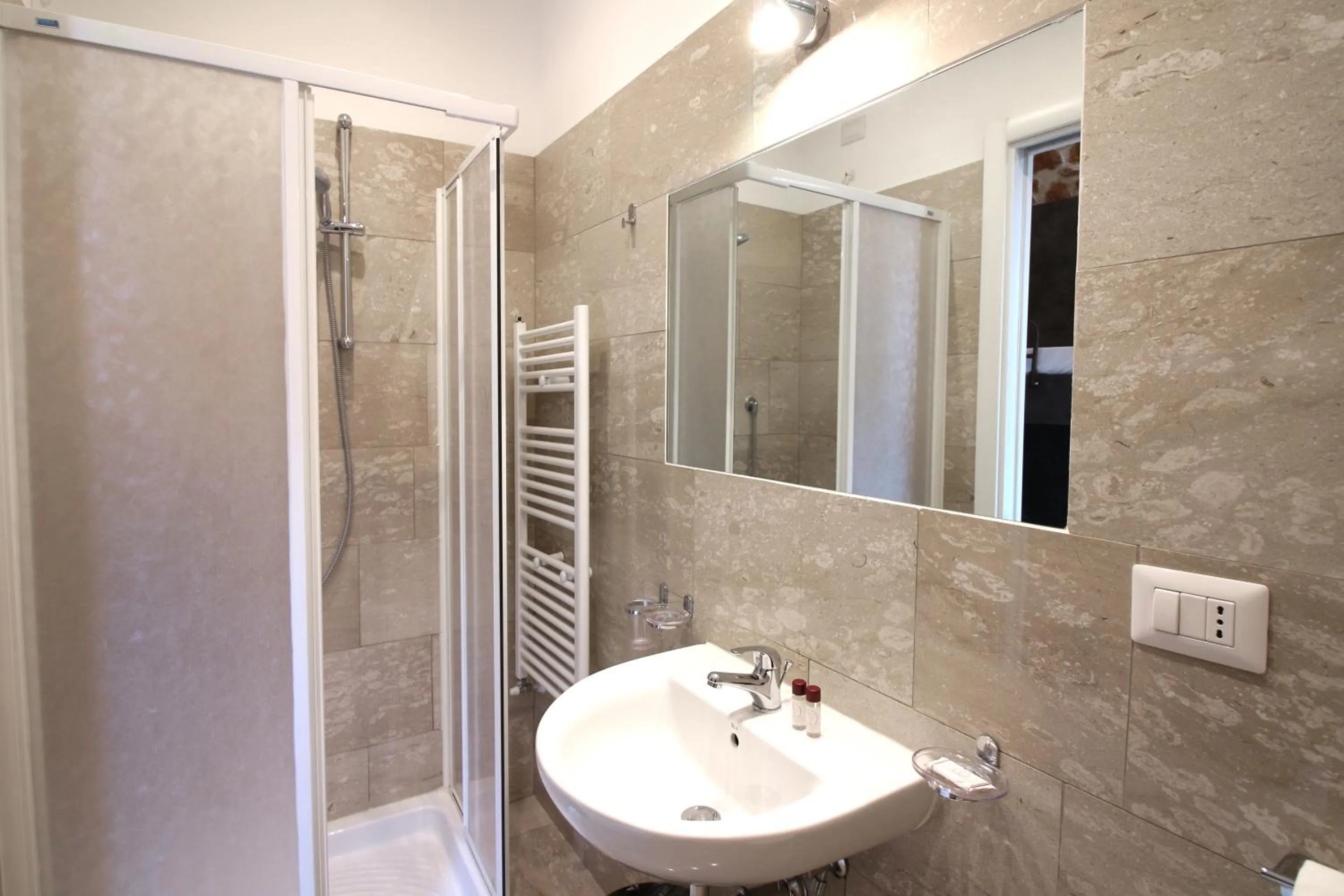 Shower in NEW GENERATION HOSTEL Rome center