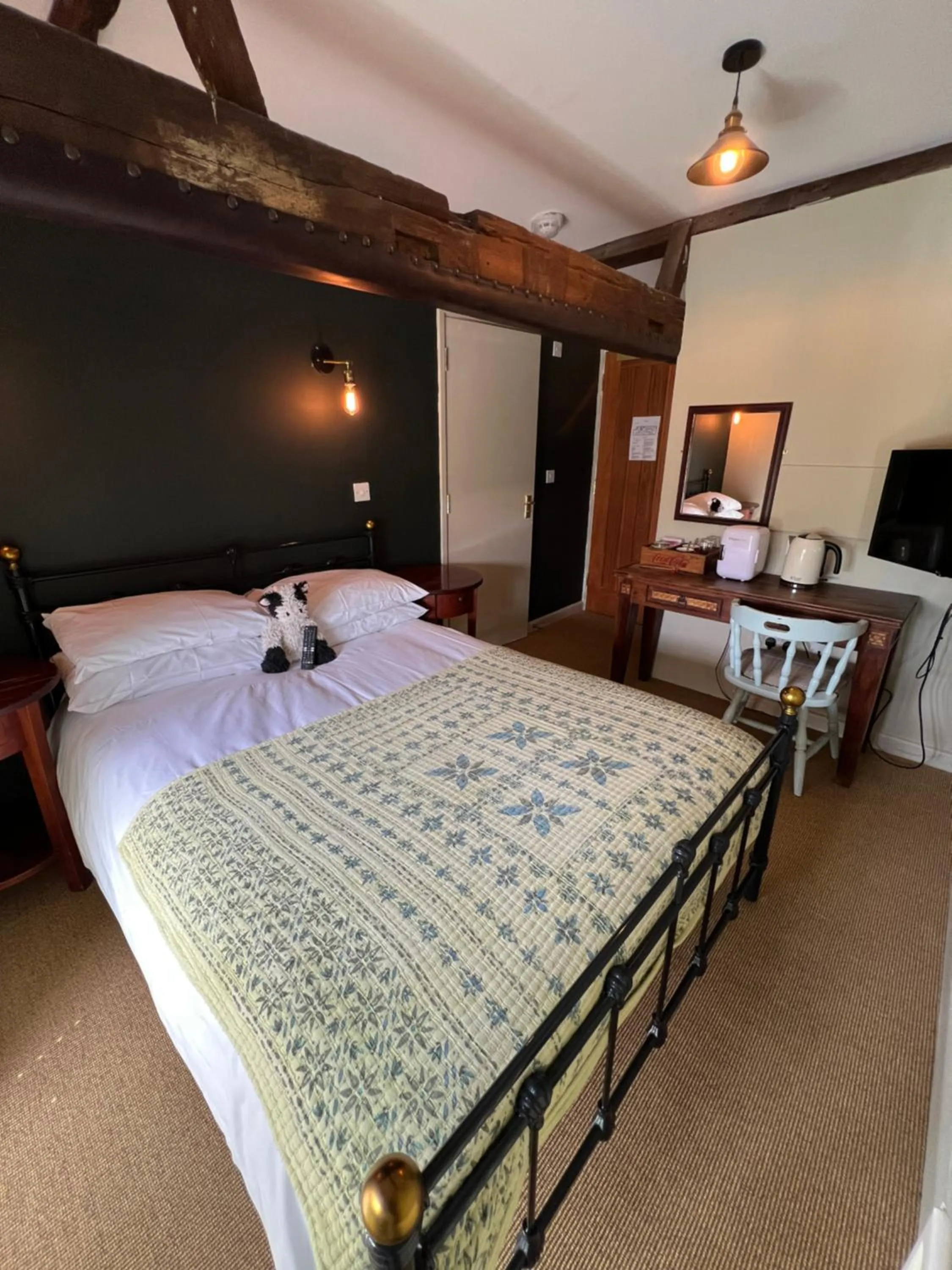 Bedroom, Bed in The Ivy House