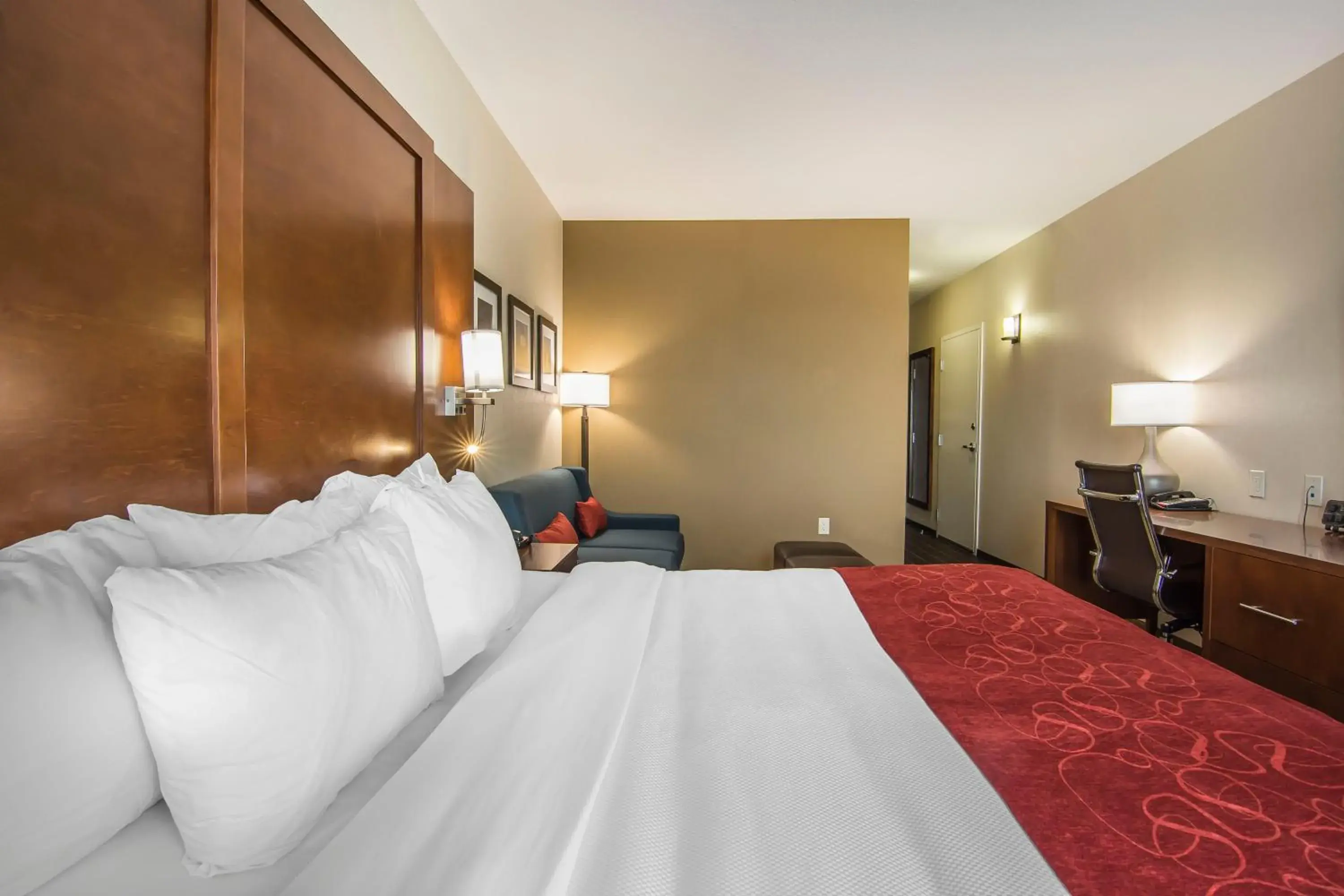 King Suite - Disability Access/Non-Smoking in Comfort Suites Regina King Suite - Disability Access/Non-Smoking in Comfort Suites Regina