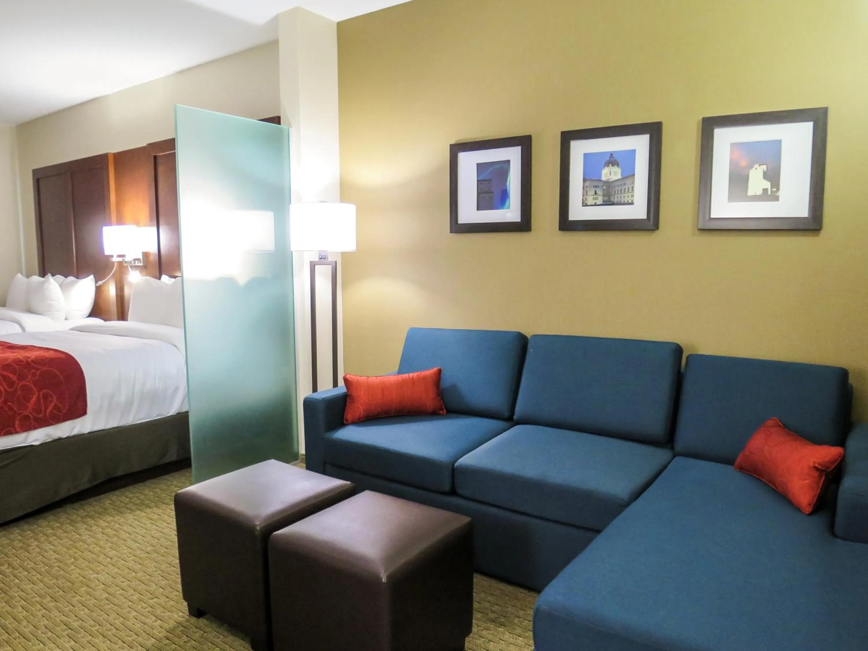 Living room, Bed in Comfort Suites Regina