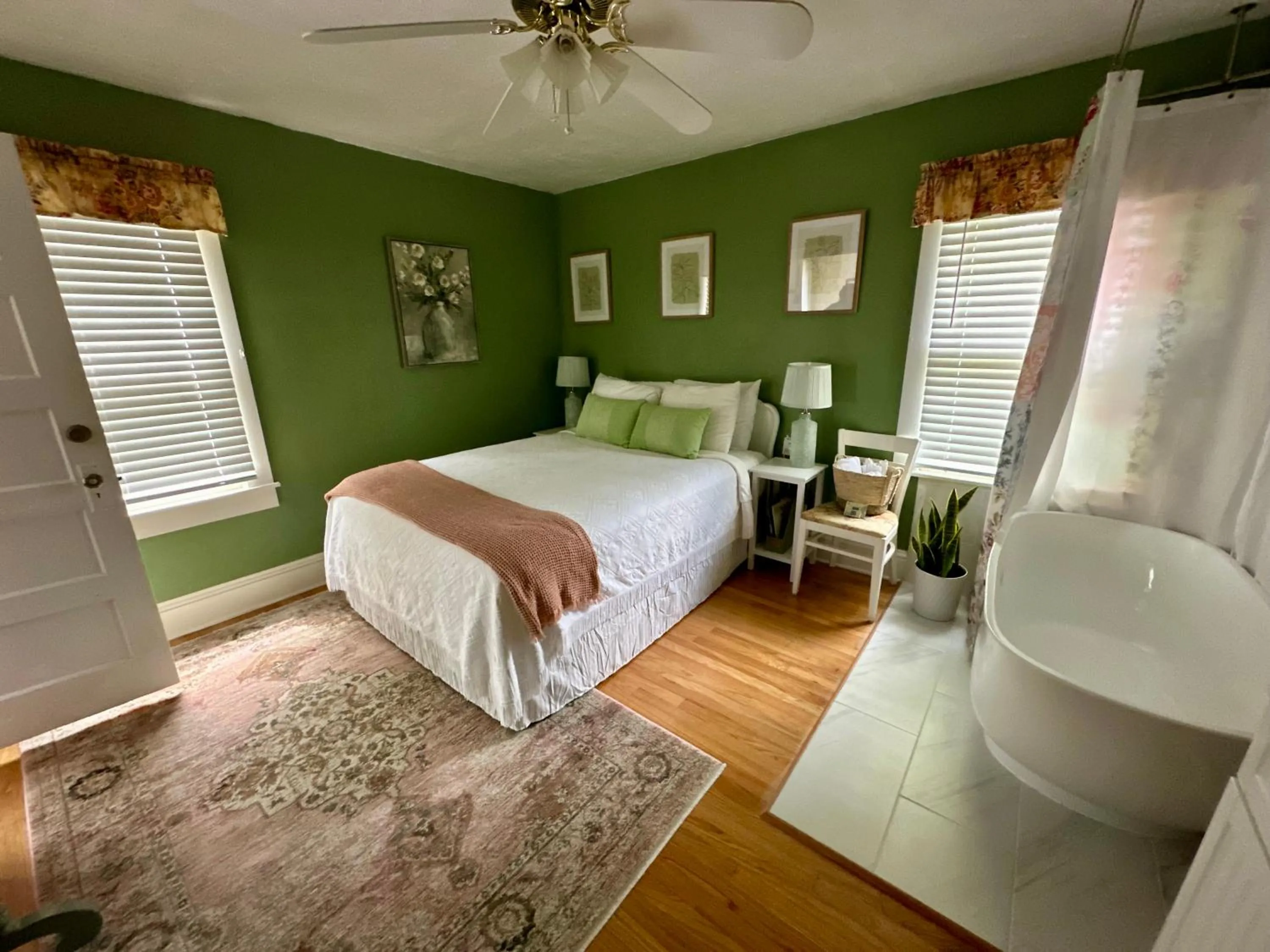 Photo of the whole room, Bed in Red Rocker Inn