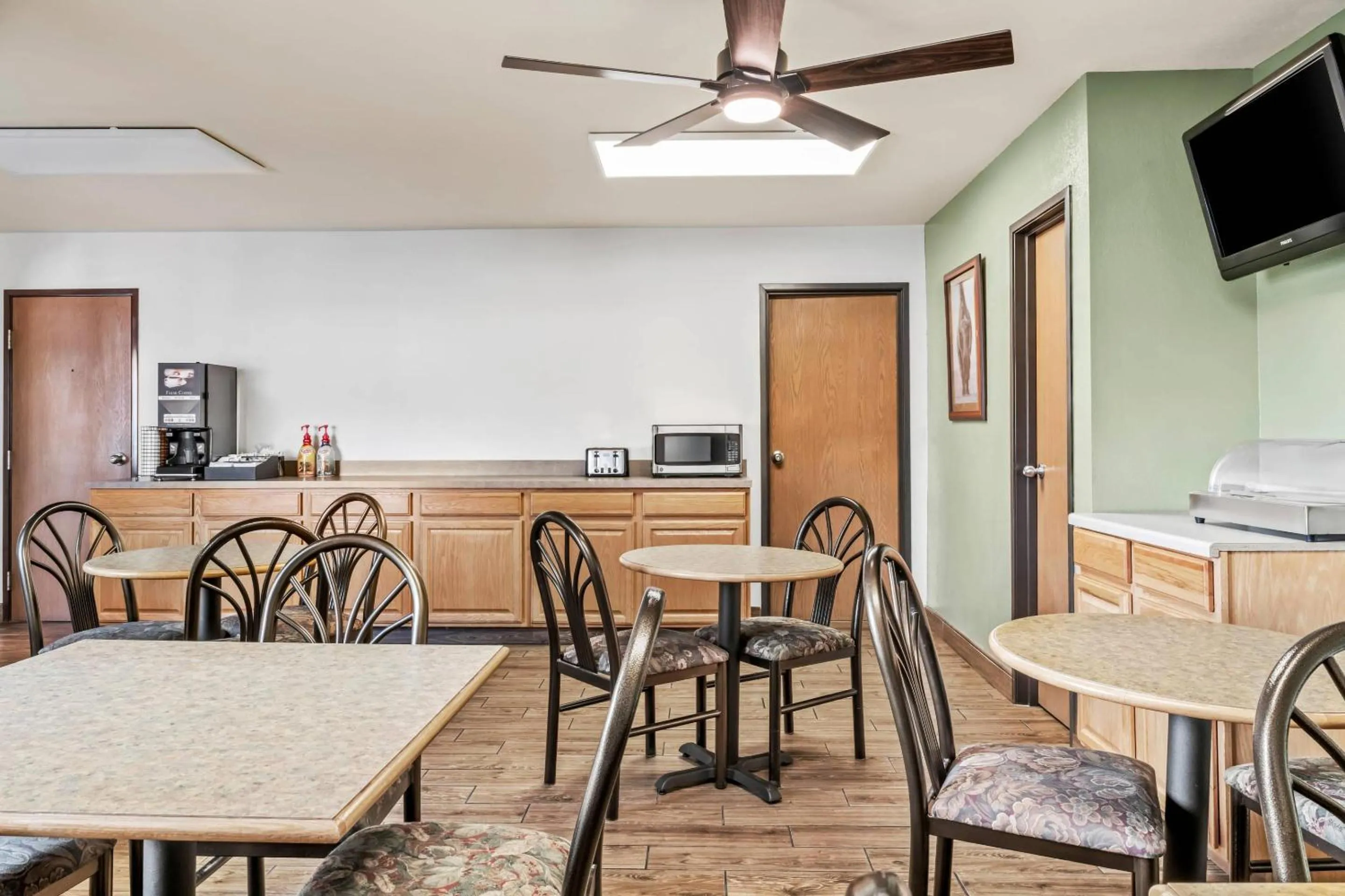 Breakfast in Econo Lodge, Downtown Custer Near Custer State Park and Mt Rushmore