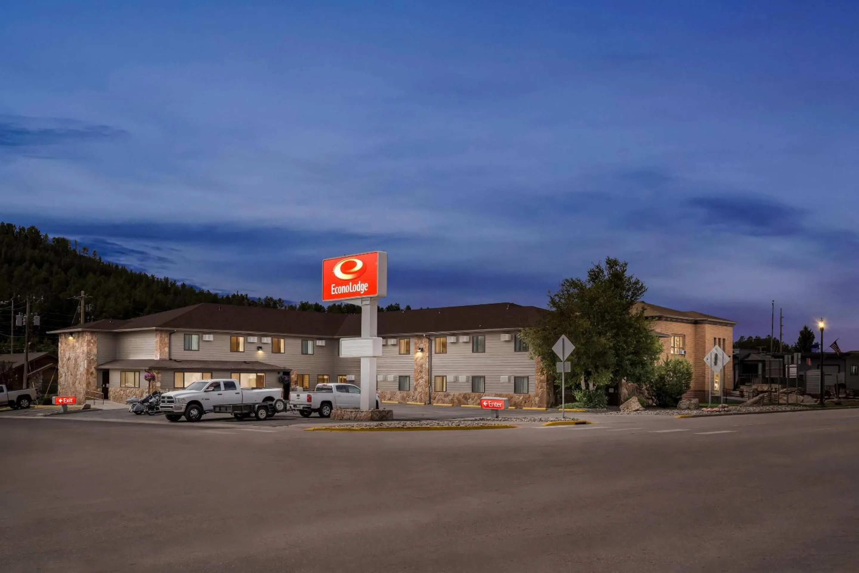 Property building in Econo Lodge, Downtown Custer Near Custer State Park and Mt Rushmore