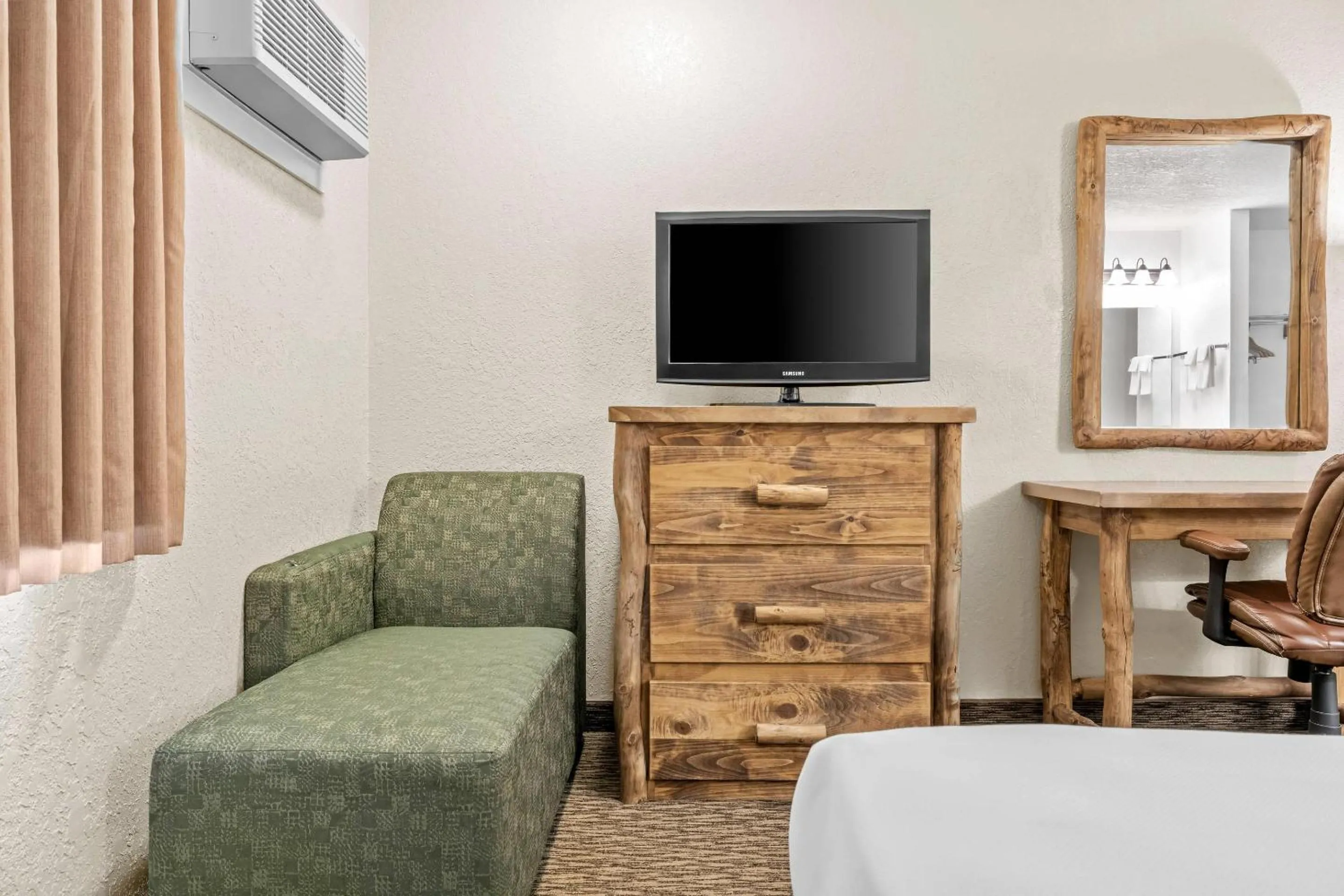 Bedroom, Bed in Econo Lodge, Downtown Custer Near Custer State Park and Mt Rushmore