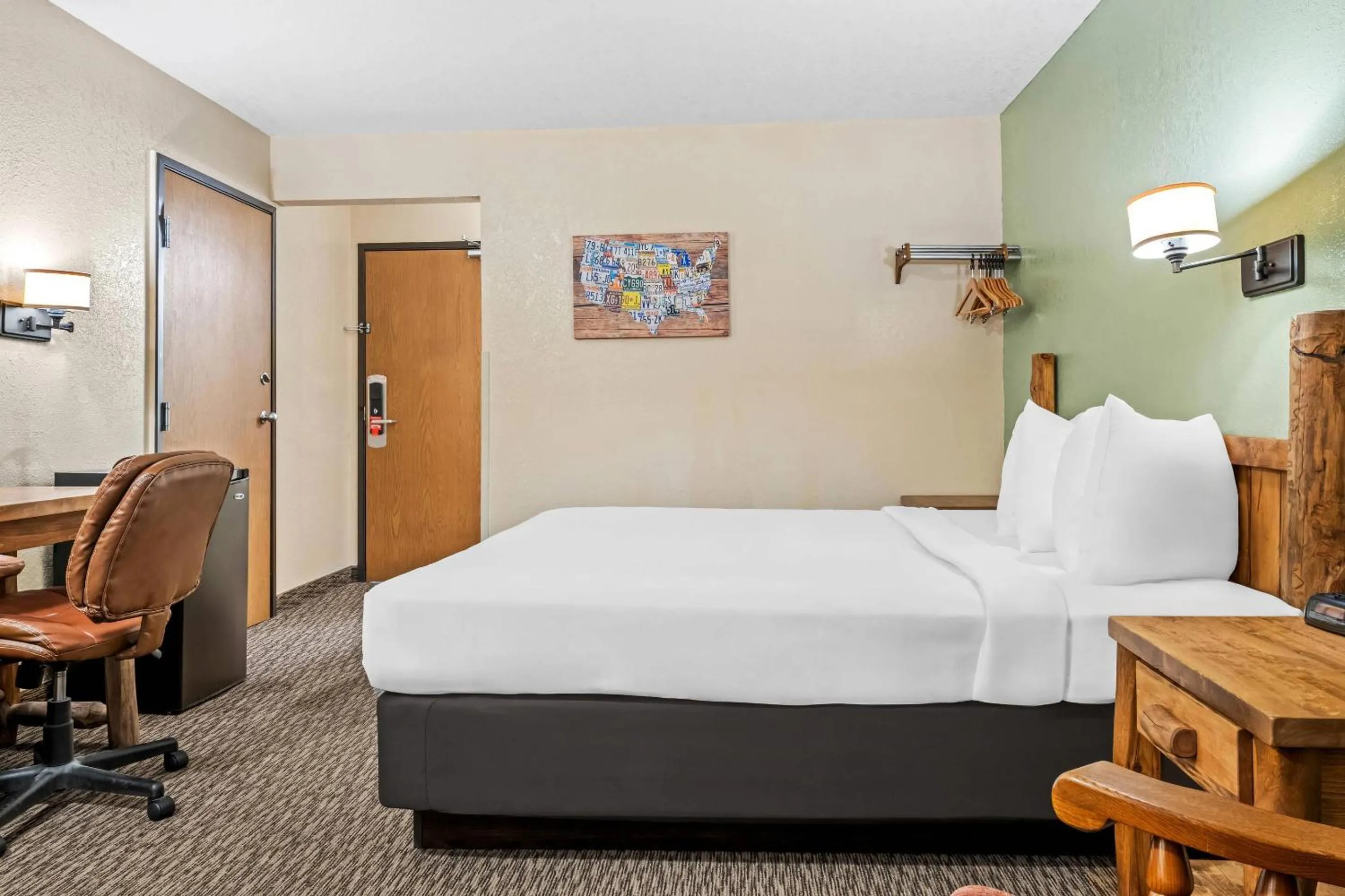 Bedroom, Bed in Econo Lodge, Downtown Custer Near Custer State Park and Mt Rushmore