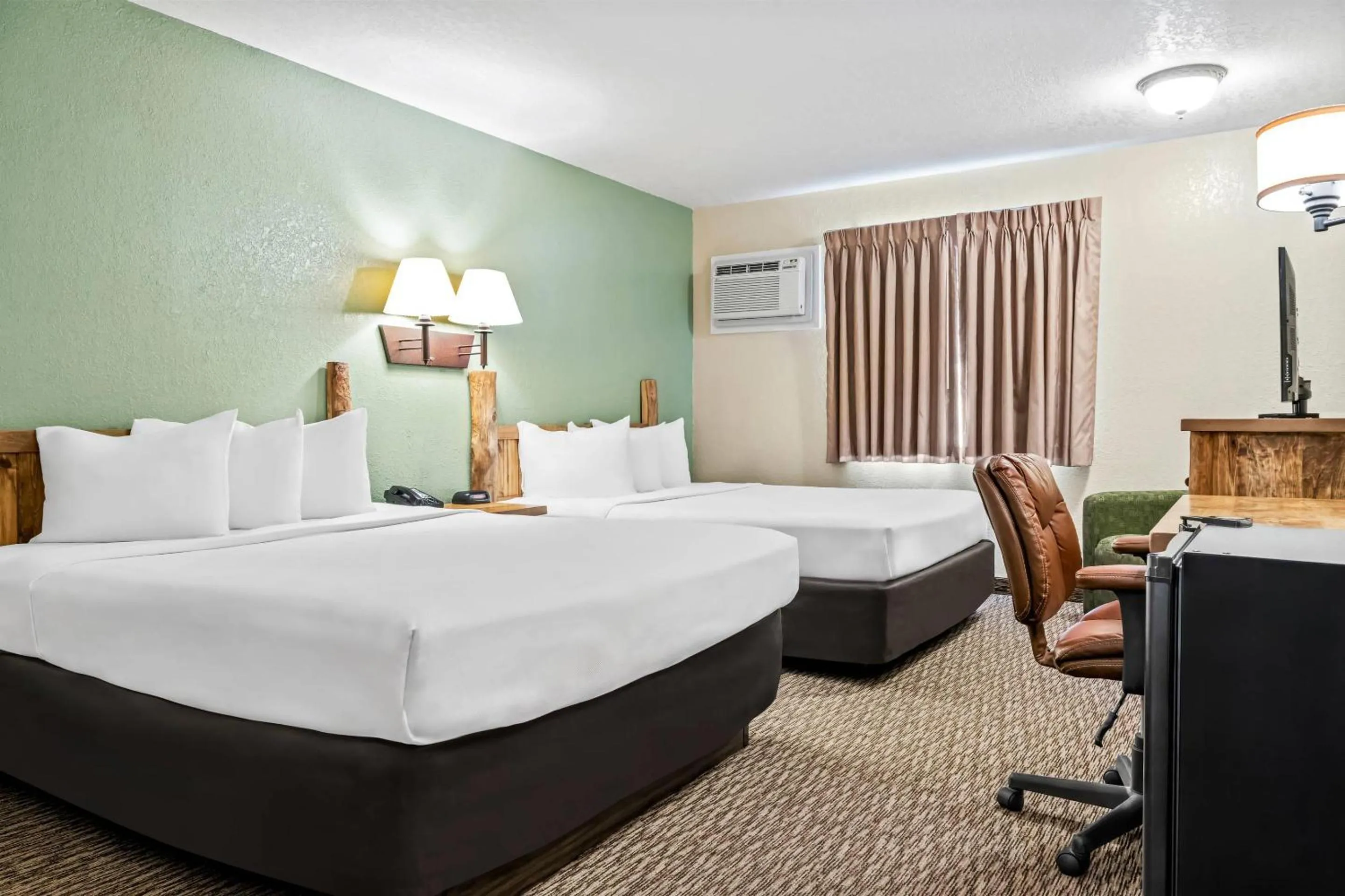 Bedroom, Bed in Econo Lodge, Downtown Custer Near Custer State Park and Mt Rushmore