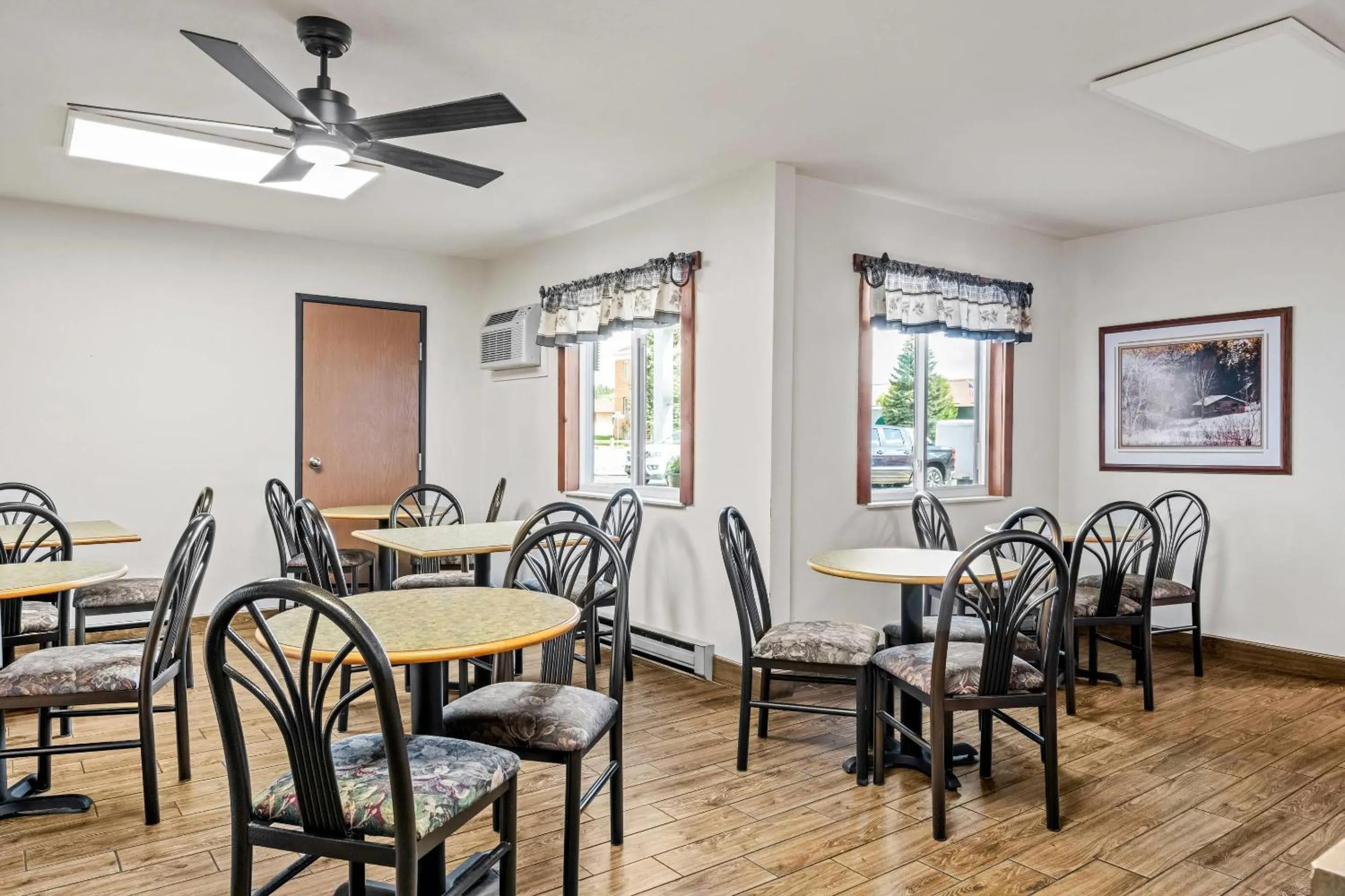 Breakfast in Econo Lodge, Downtown Custer Near Custer State Park and Mt Rushmore