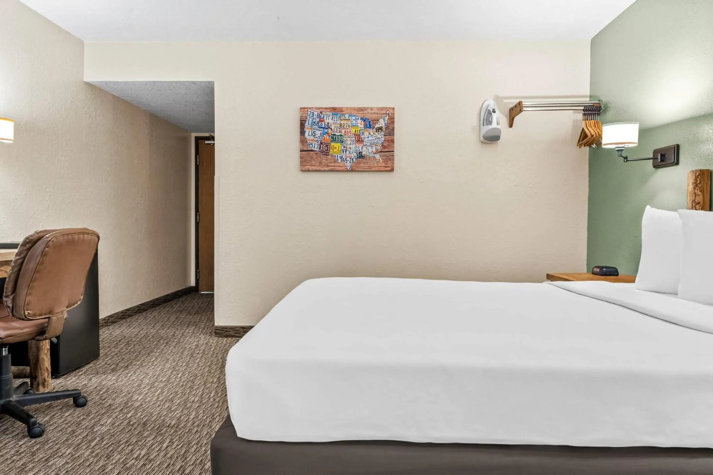 Bedroom, Bed in Econo Lodge, Downtown Custer Near Custer State Park and Mt Rushmore