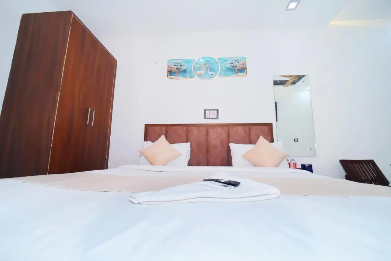 Bed in Taj Holiday Villa