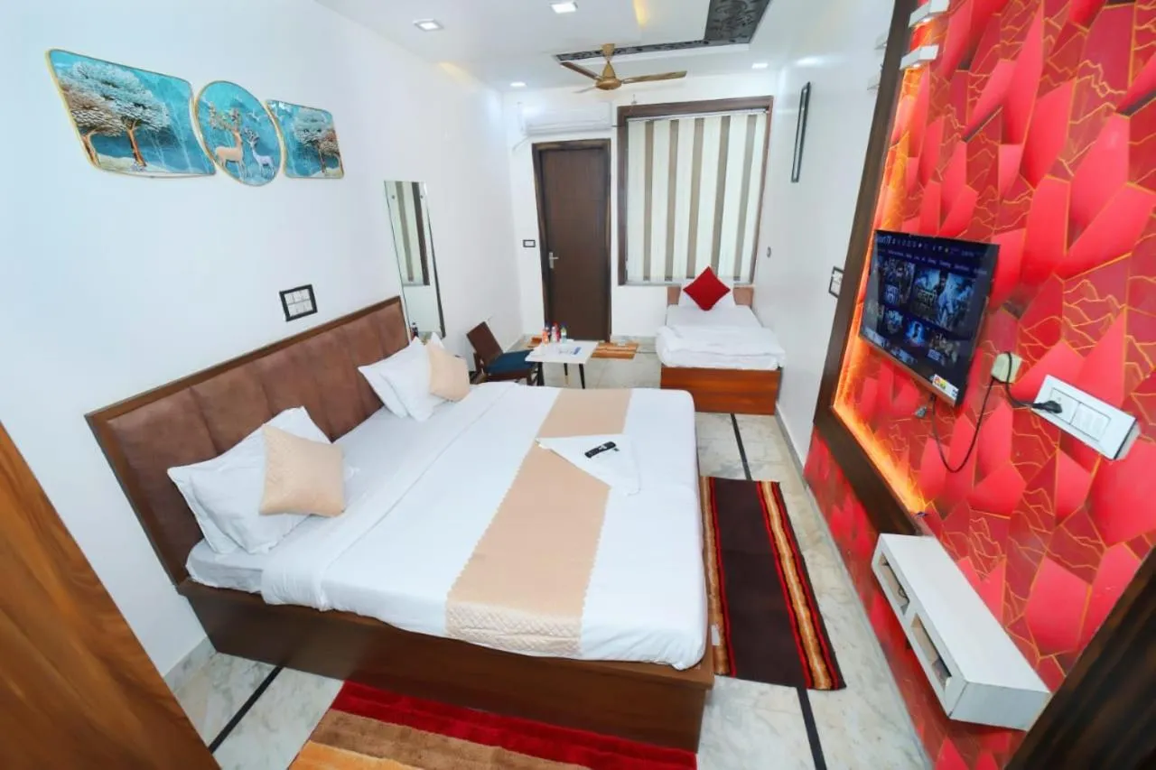 Bed in Taj Holiday Villa