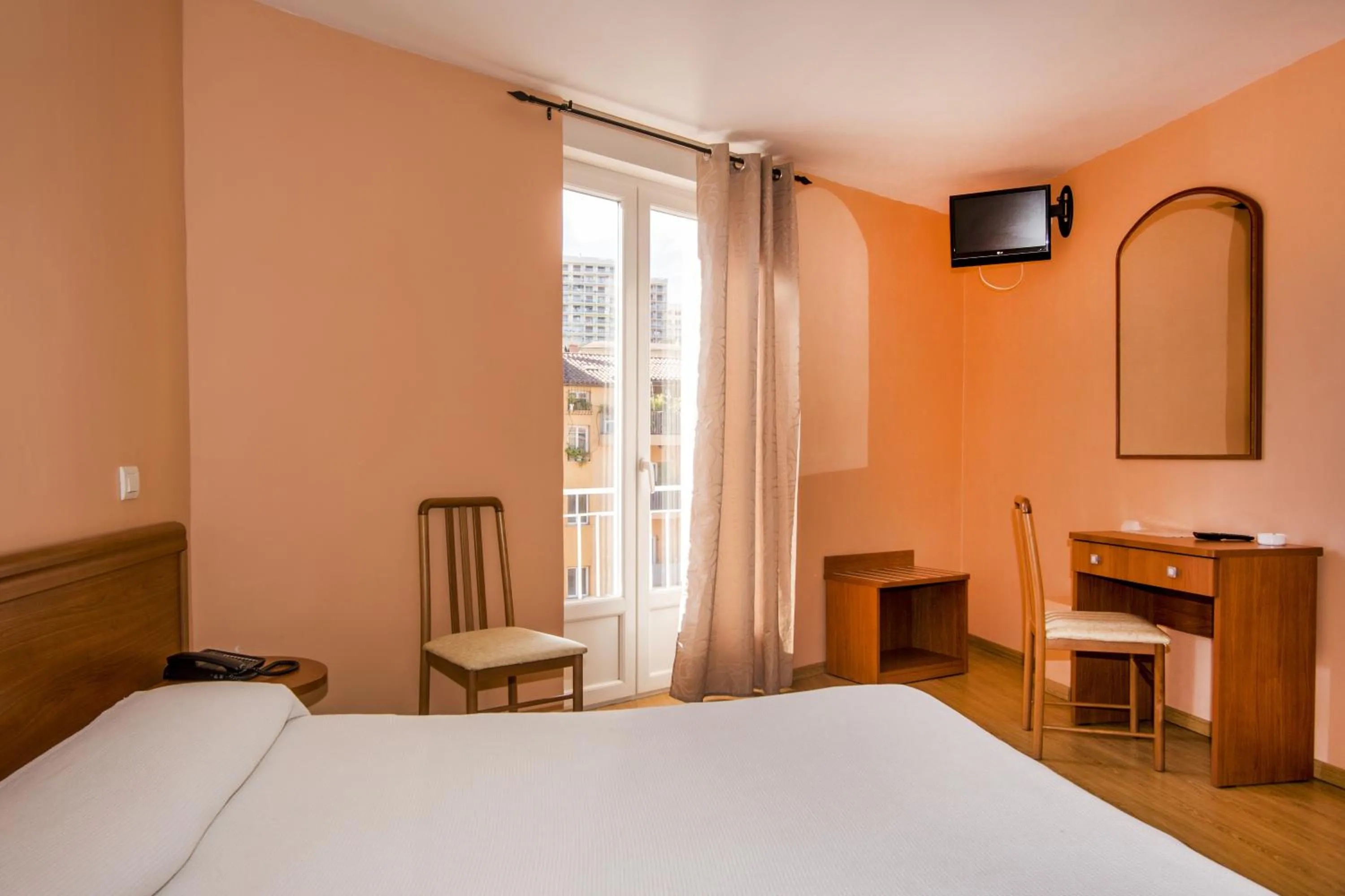 Photo of the whole room in Hotel le Dauphin