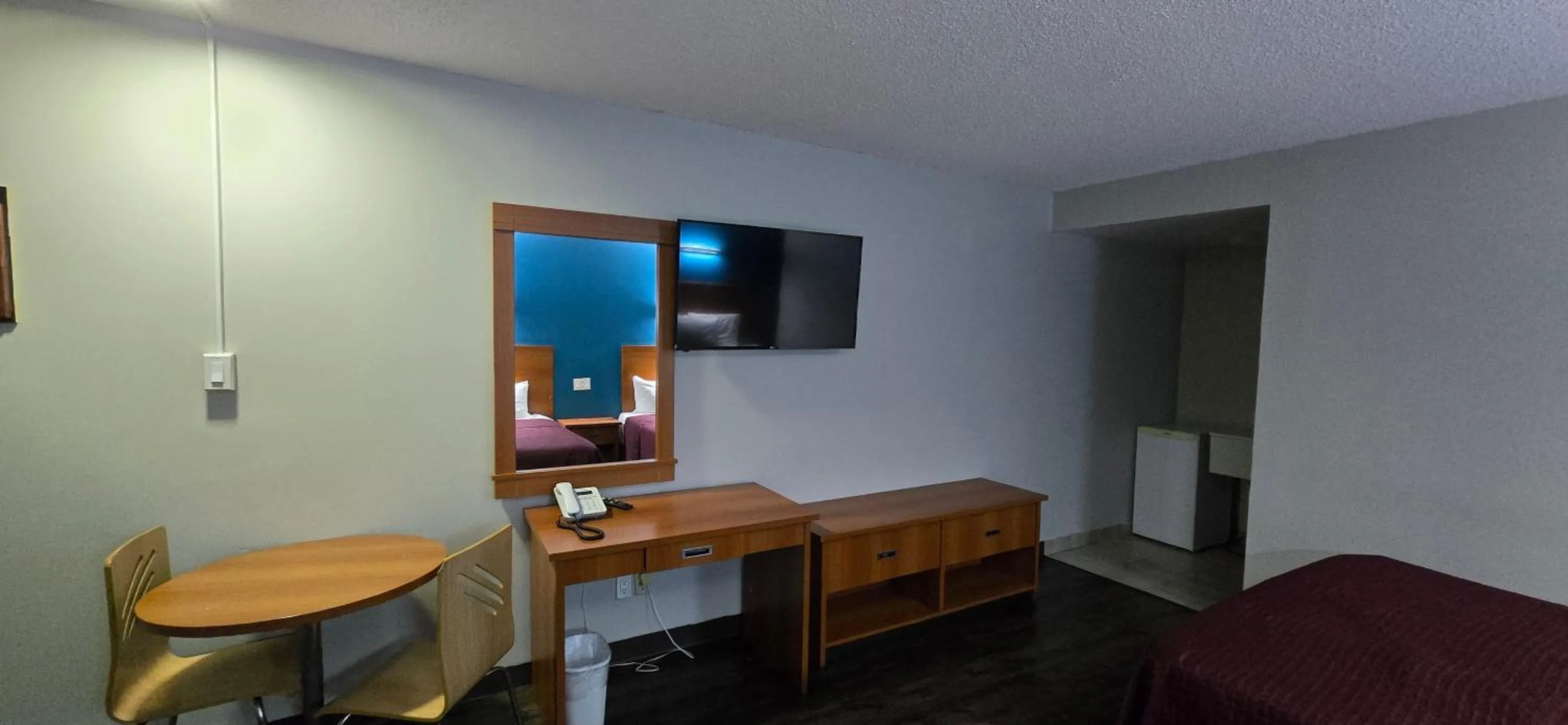 TV and multimedia, Bed in Avenue Motel