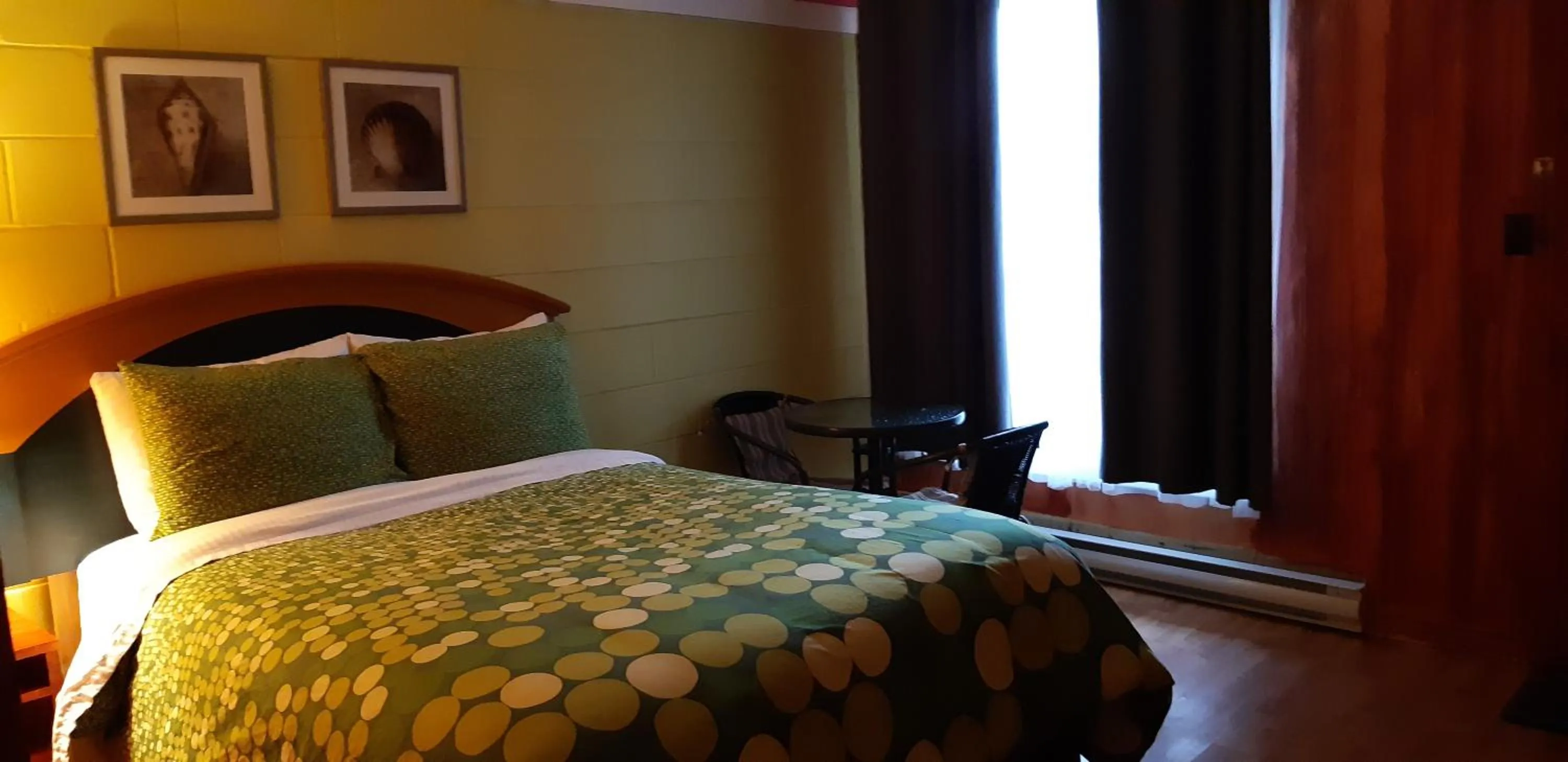 Bed in Pine Grove Motel