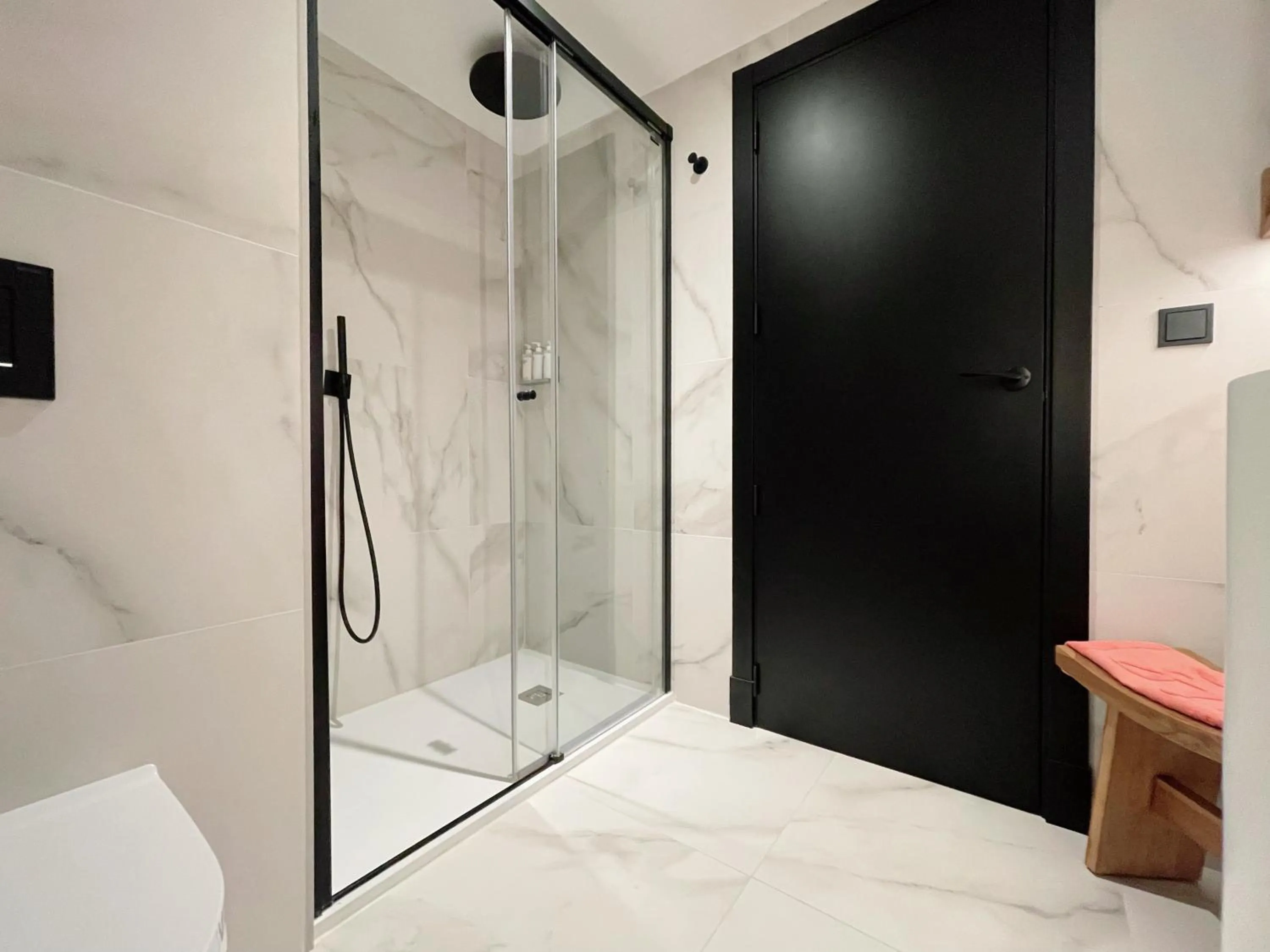 Shower, Bed in Stic Urban Hotel & SPA