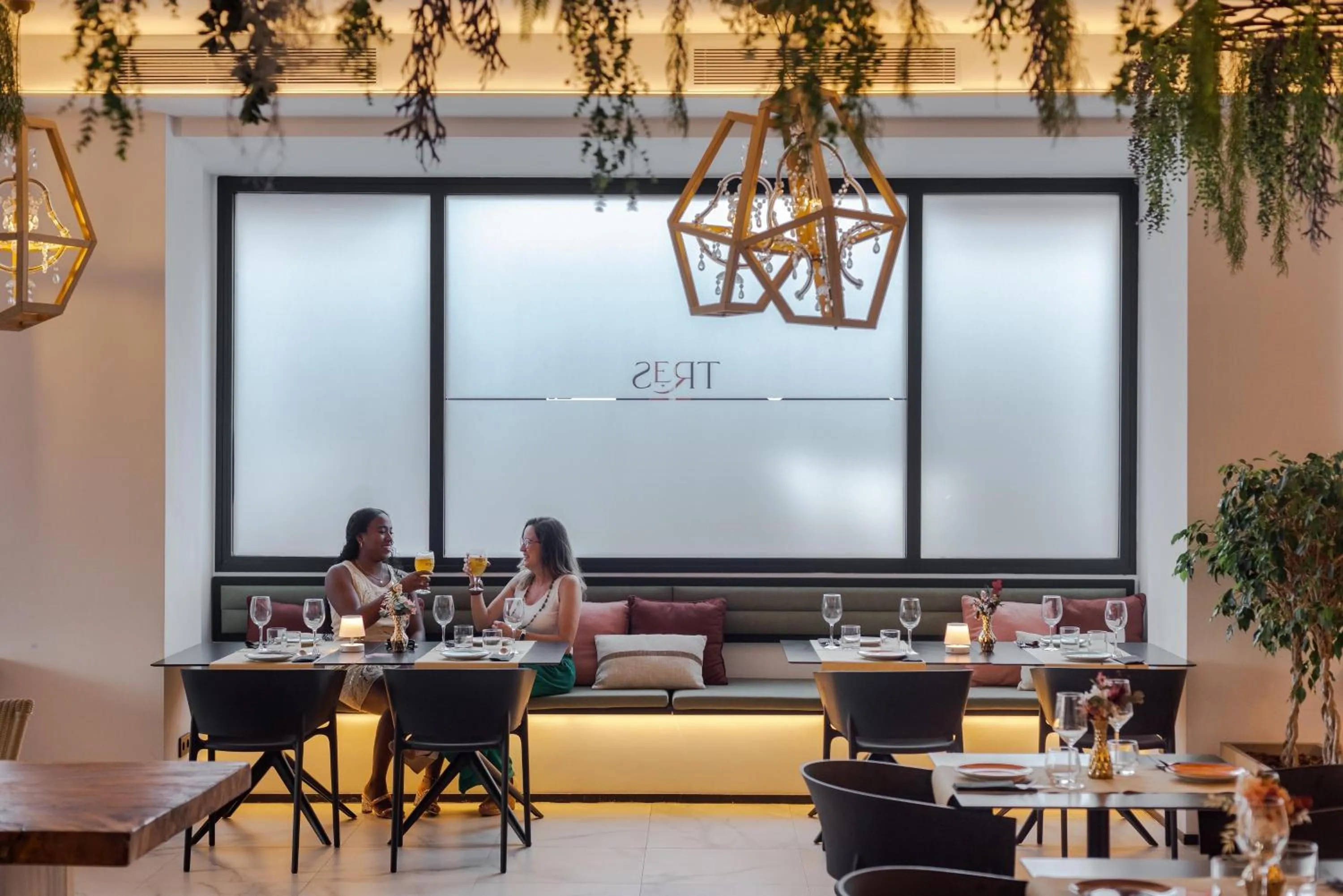 Restaurant/places to eat in Stic Urban Hotel & SPA