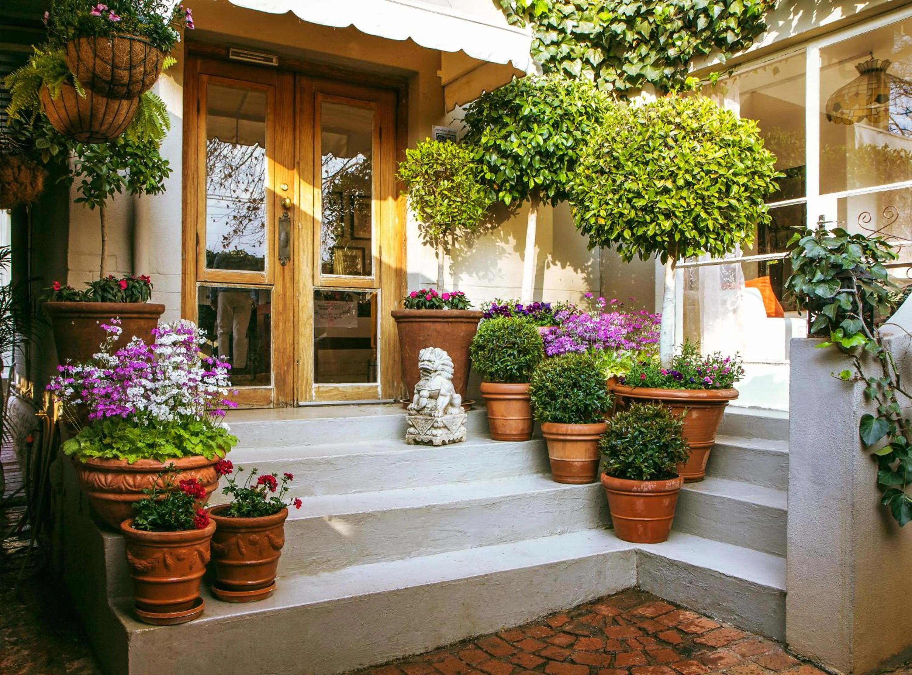 Facade/entrance in Life on 3rd