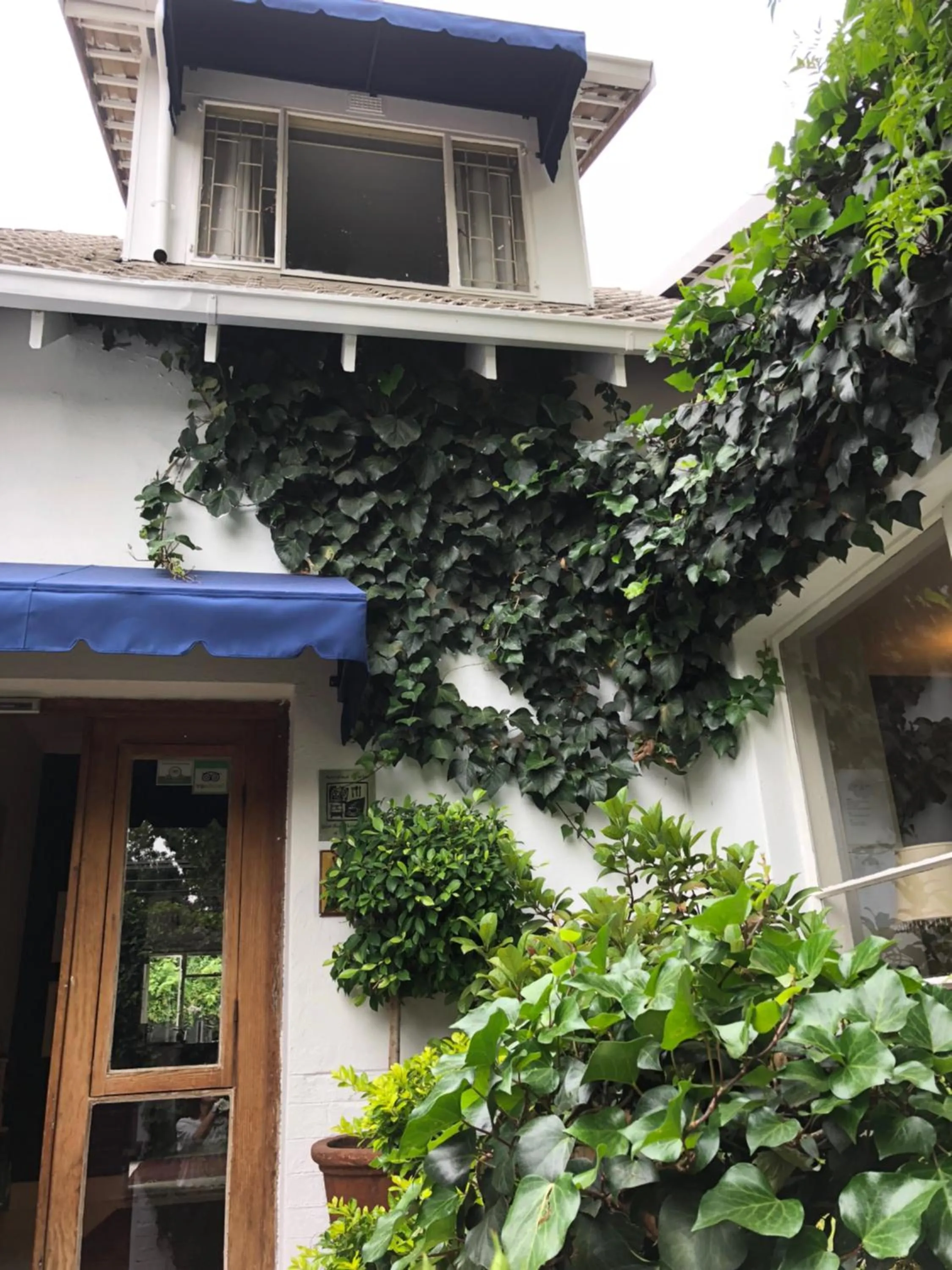 Facade/entrance in Life on 3rd