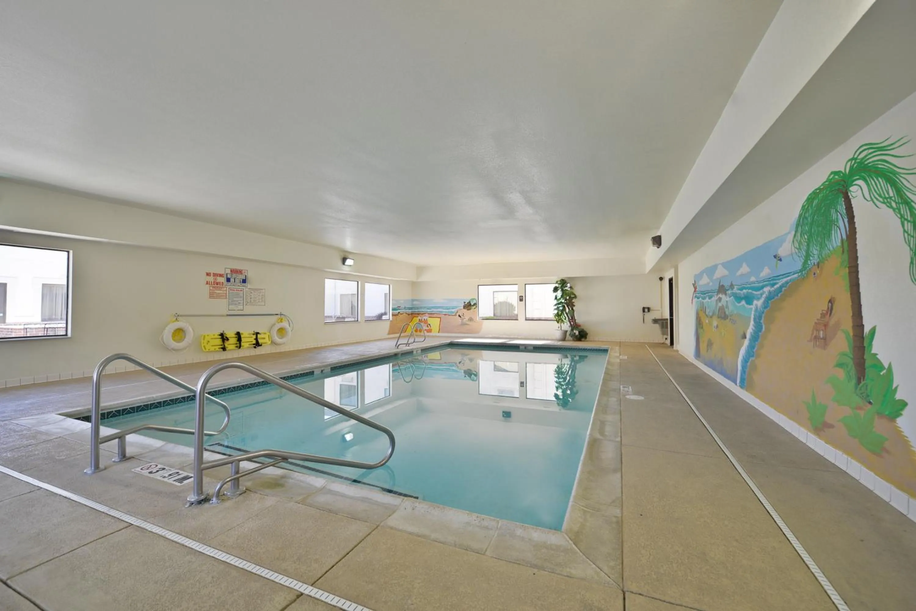 Swimming pool in Baymont by Wyndham Albany