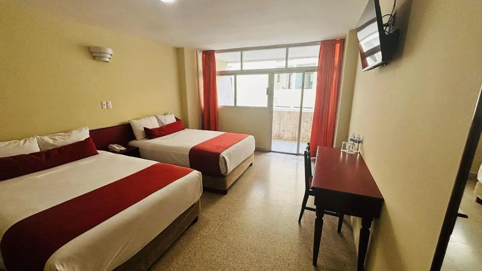 Twin Room with Pool View in Hotel Royalty Twin Room with Pool View in Hotel Royalty