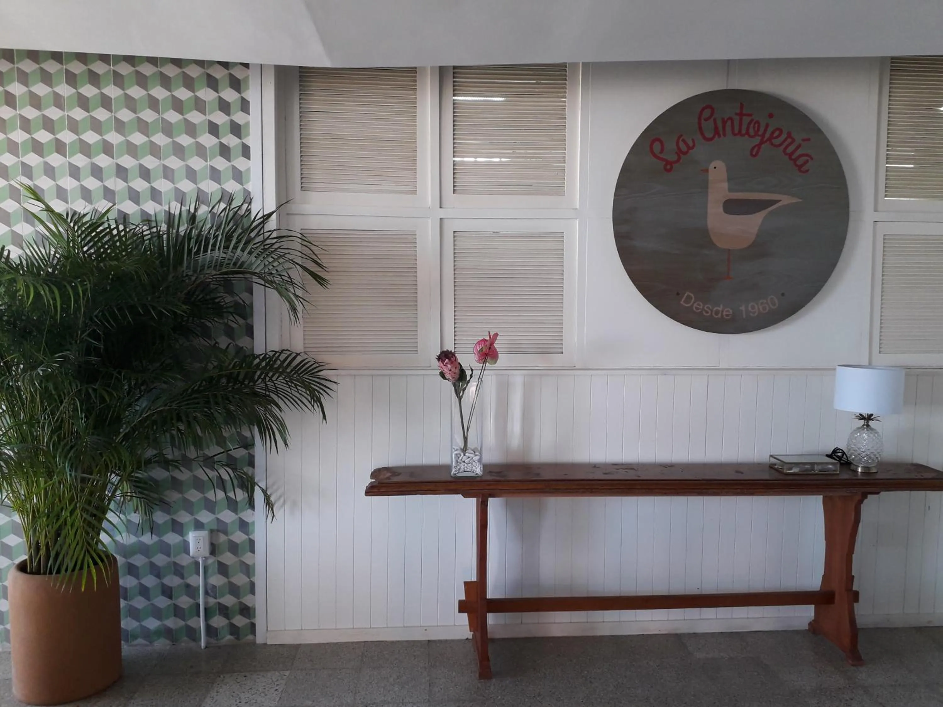 Restaurant/places to eat in Hotel Royalty