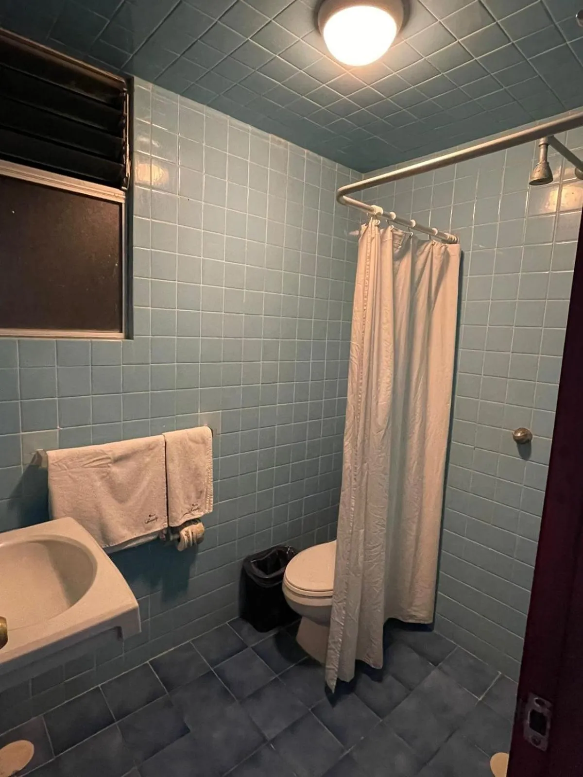 Bathroom in Hotel Royalty