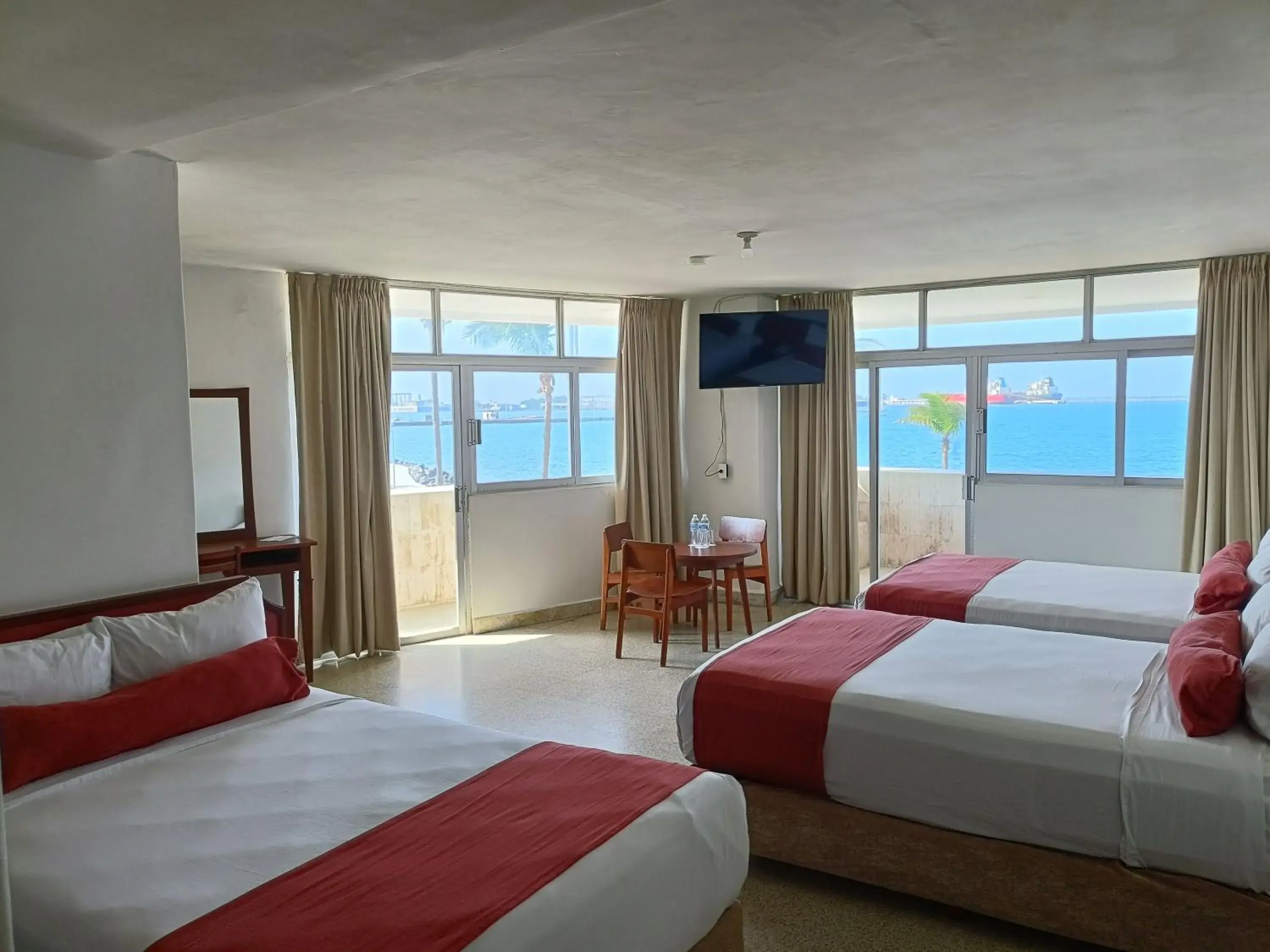 Standard Triple Room with Sea View in Hotel Royalty Standard Triple Room with Sea View in Hotel Royalty