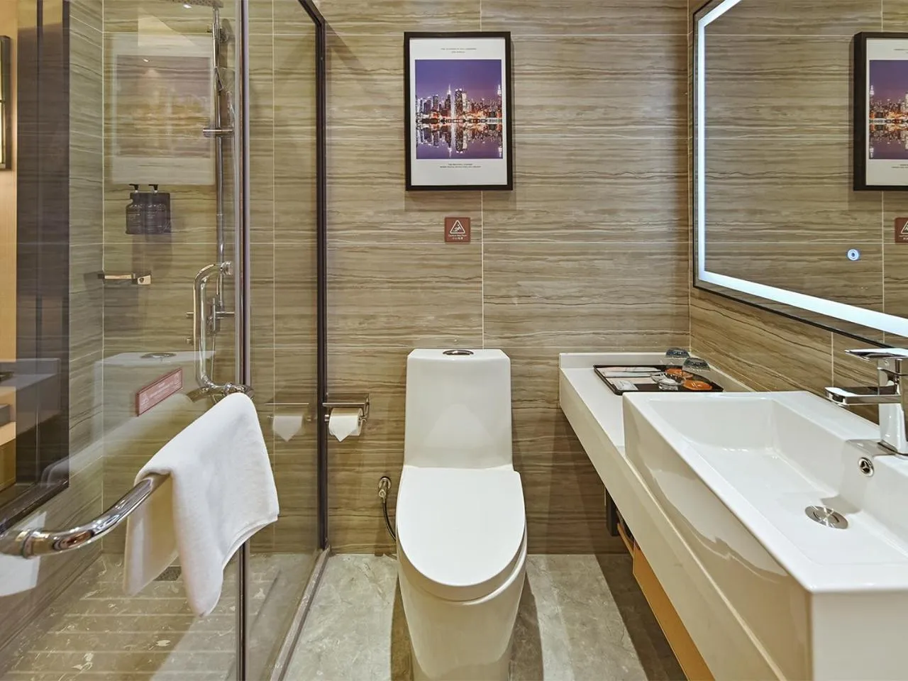 Toilet in Vienna Hotel Shenzhen World Exhibition & Convention Center Shahao Metro Station Branch