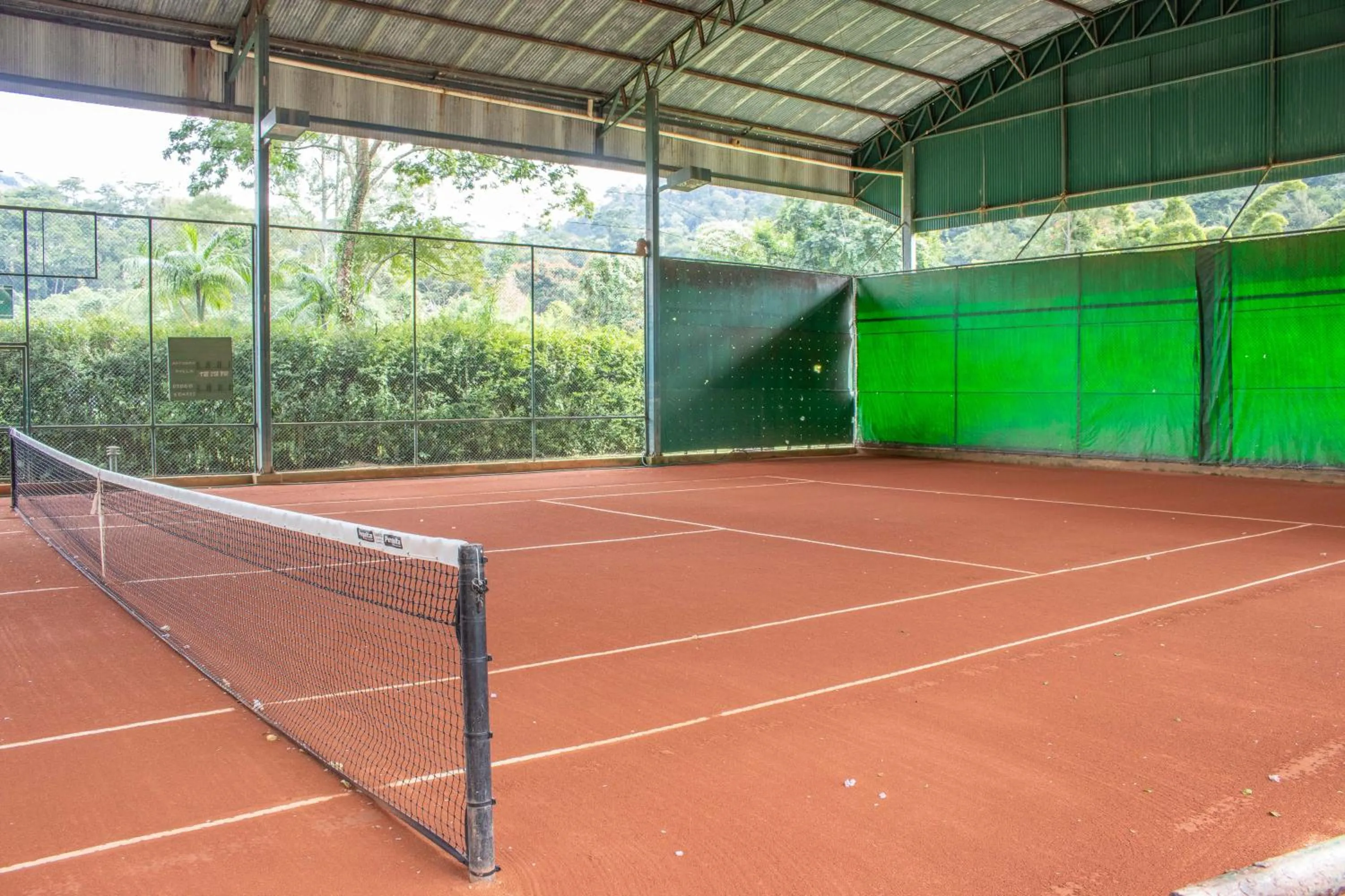 Tennis court in Bomtempo Itaipava by Castelo Itaipava