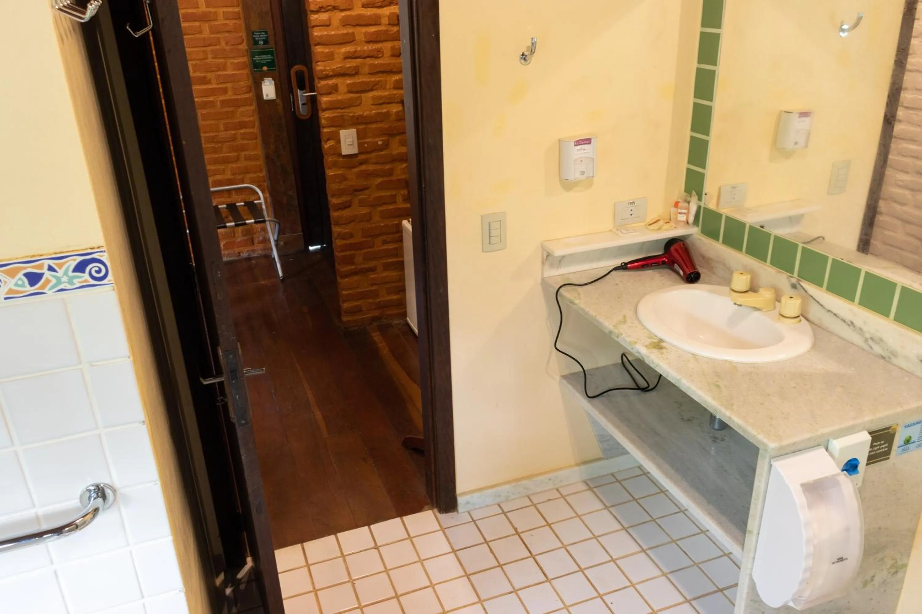 Toilet in Bomtempo Itaipava by Castelo Itaipava